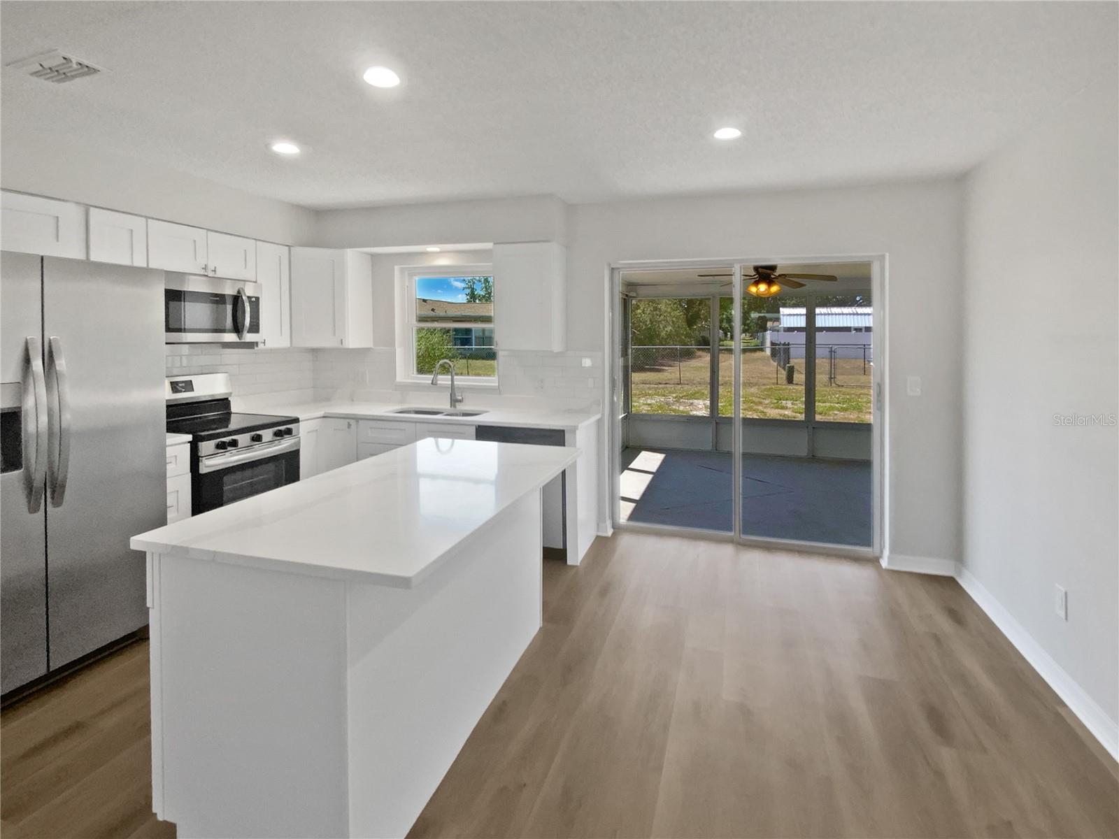 Listing photo id 14 for 38832 Henry Drive