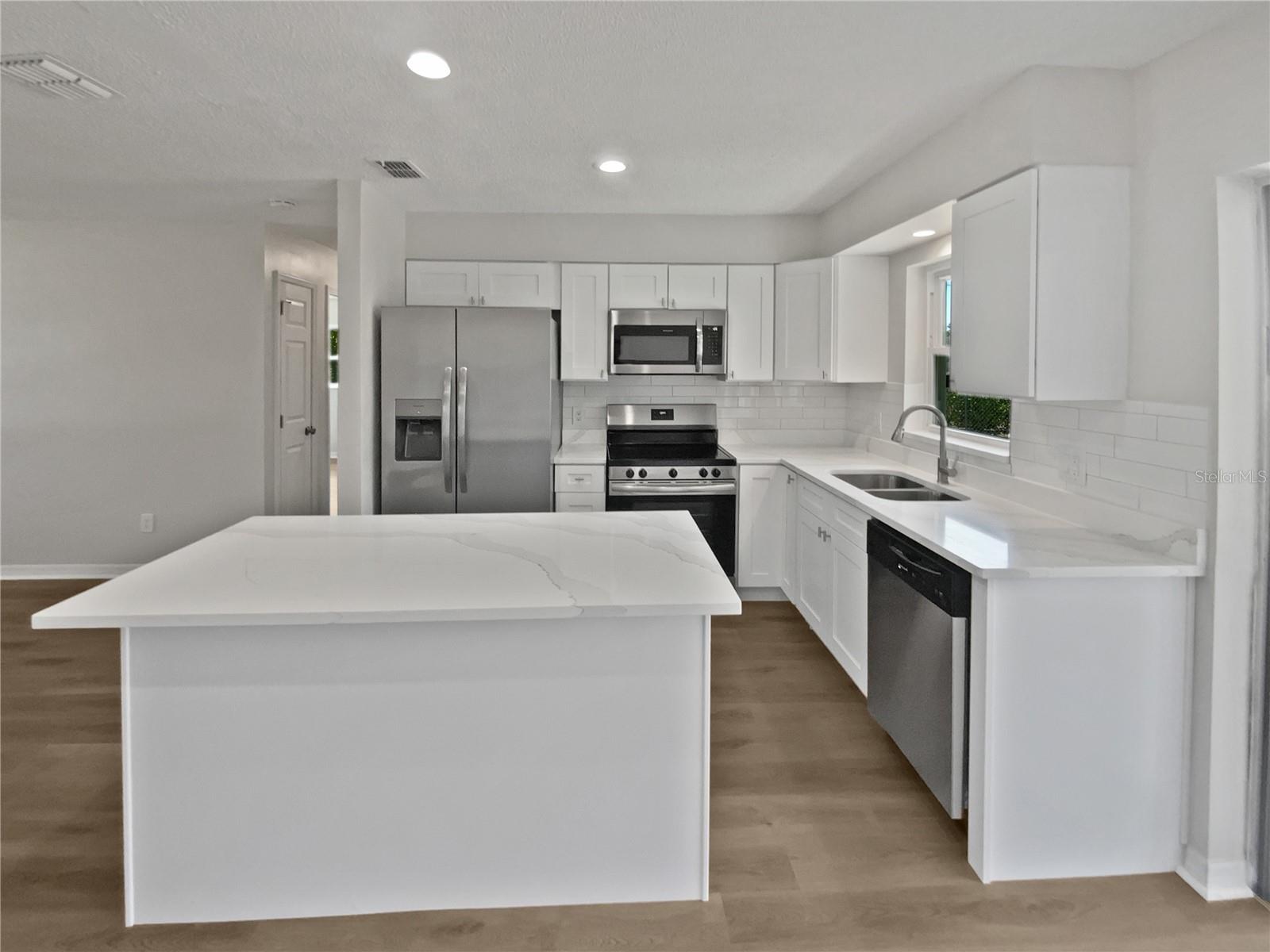 Listing photo id 15 for 38832 Henry Drive