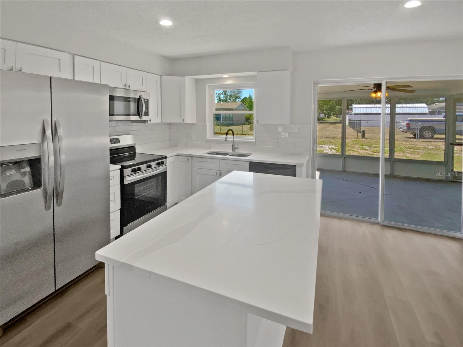 Listing photo id 16 for 38832 Henry Drive
