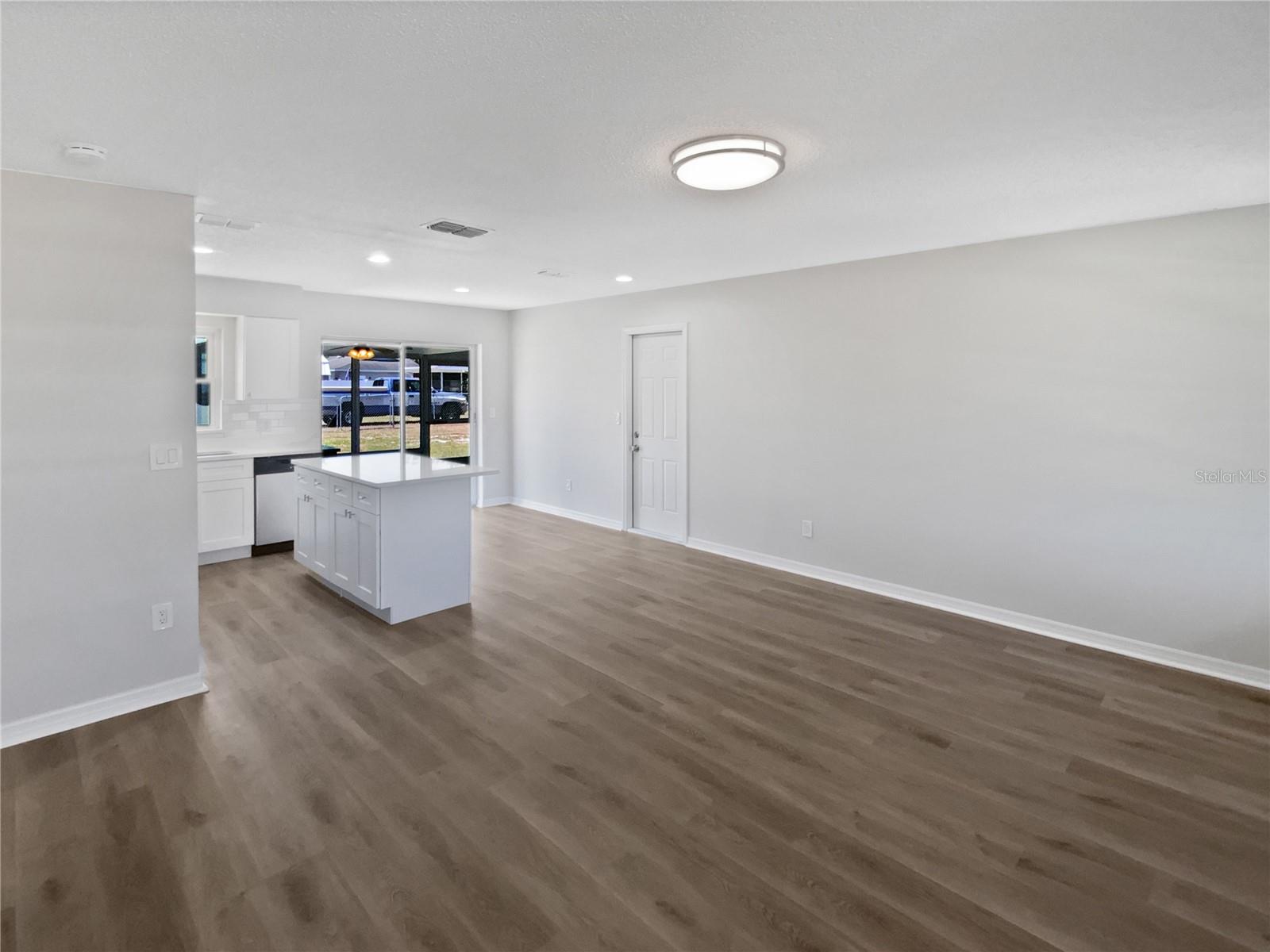 Listing photo id 17 for 38832 Henry Drive