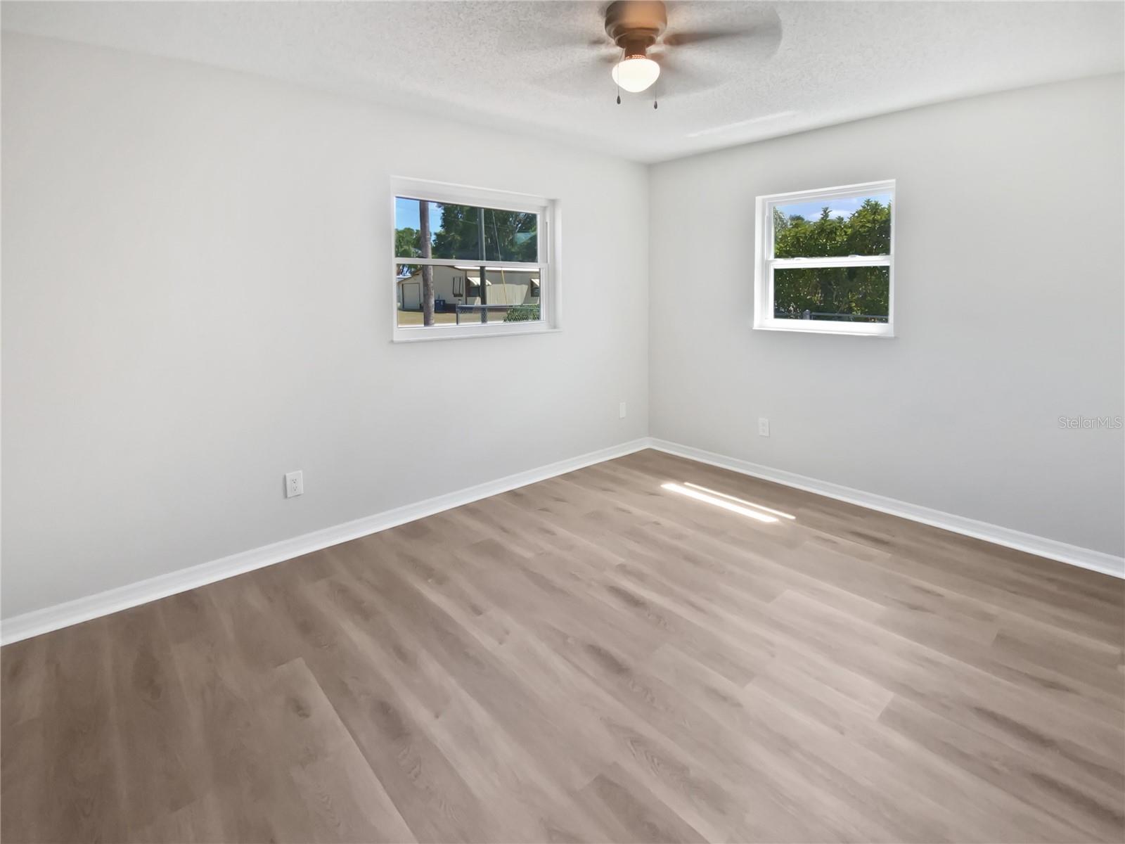 Listing photo id 19 for 38832 Henry Drive
