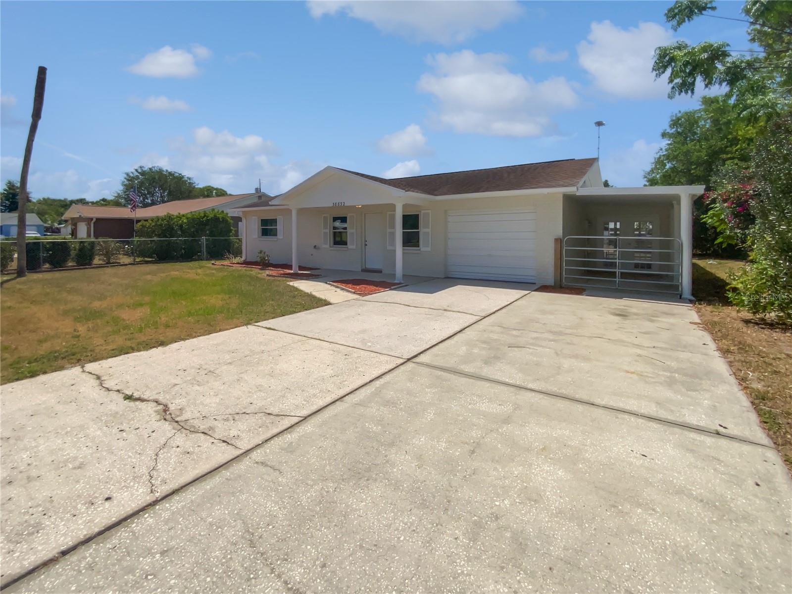 Listing photo id 1 for 38832 Henry Drive