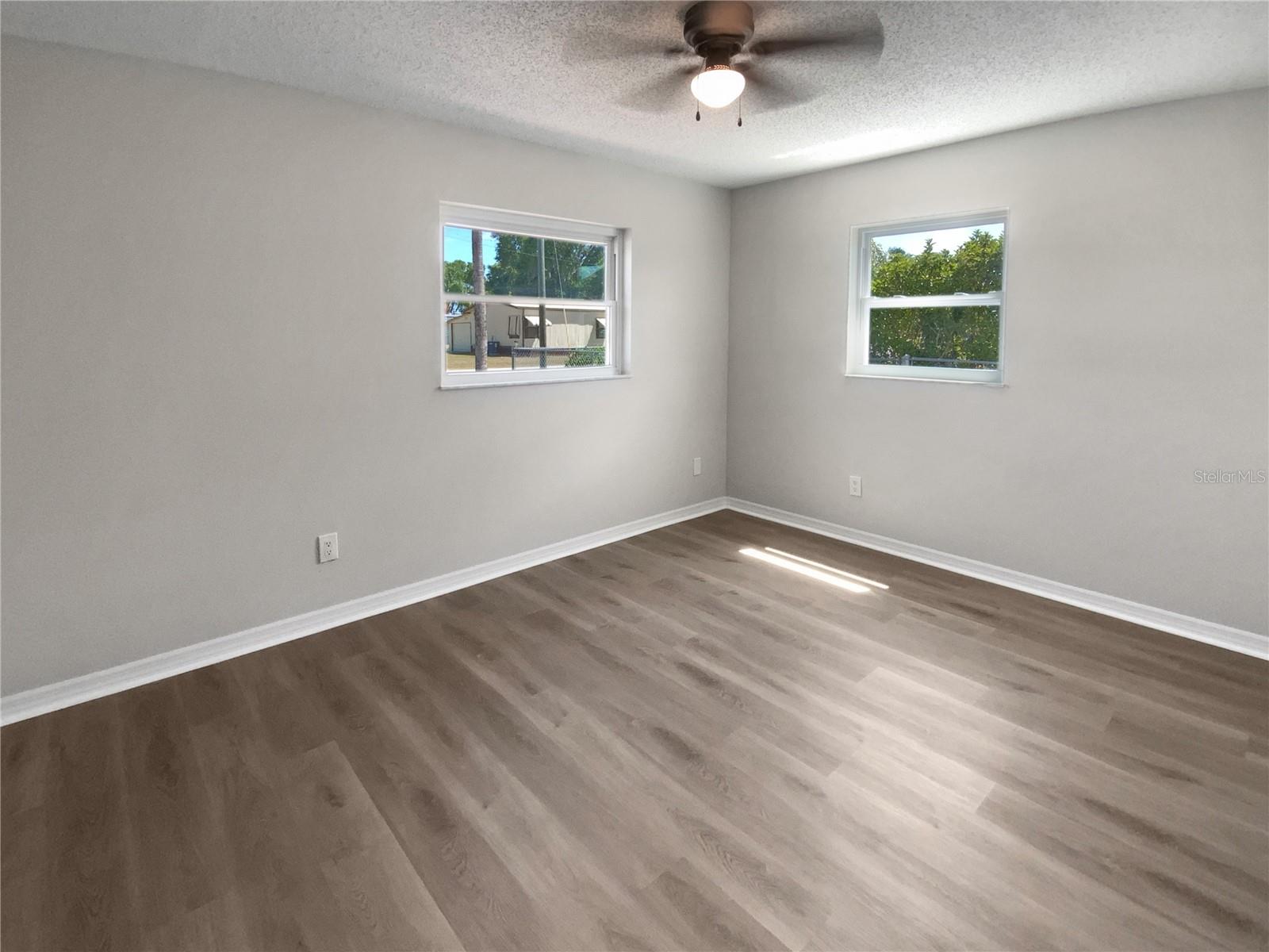 Listing photo id 29 for 38832 Henry Drive