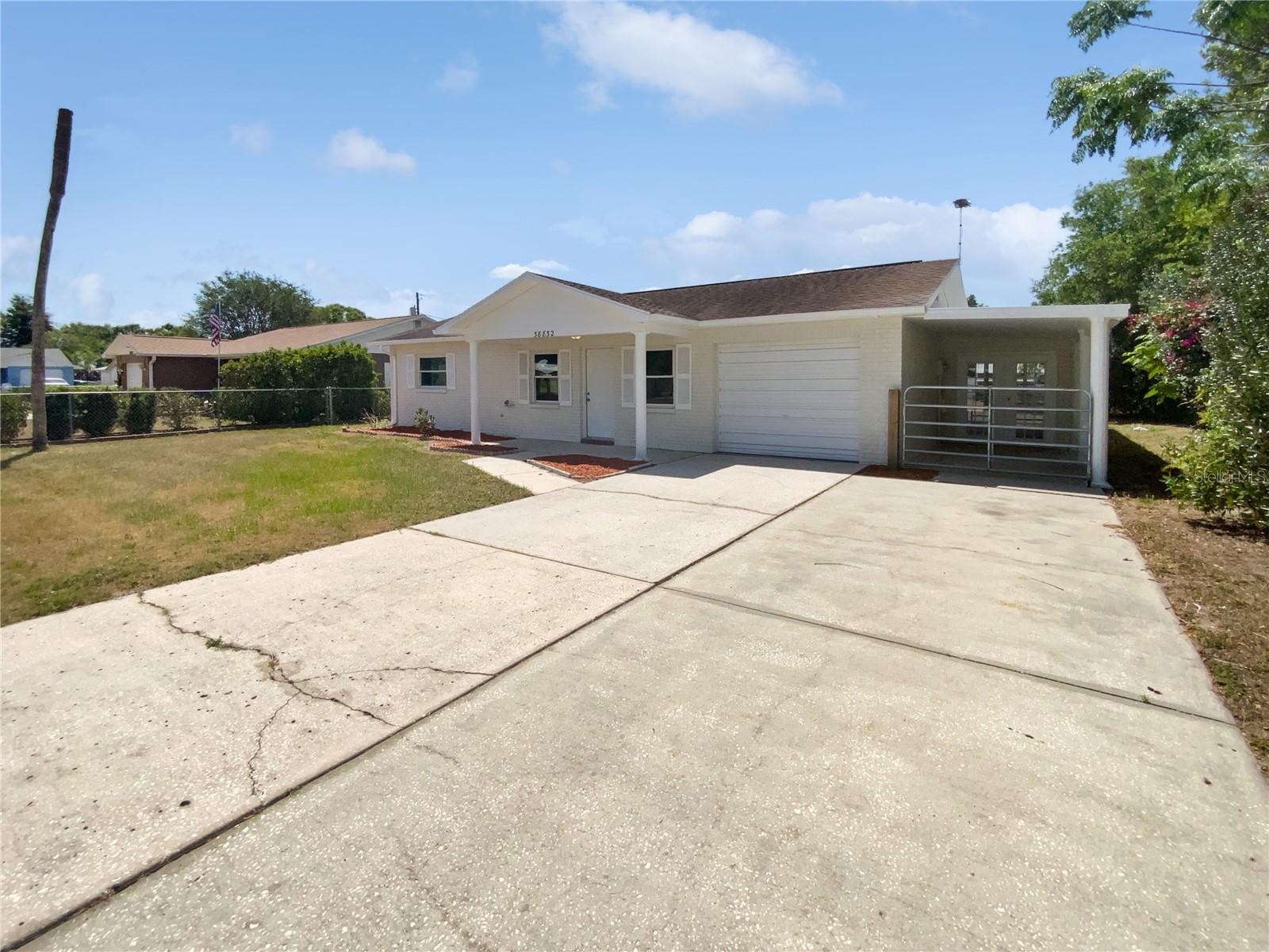 Listing photo id 2 for 38832 Henry Drive
