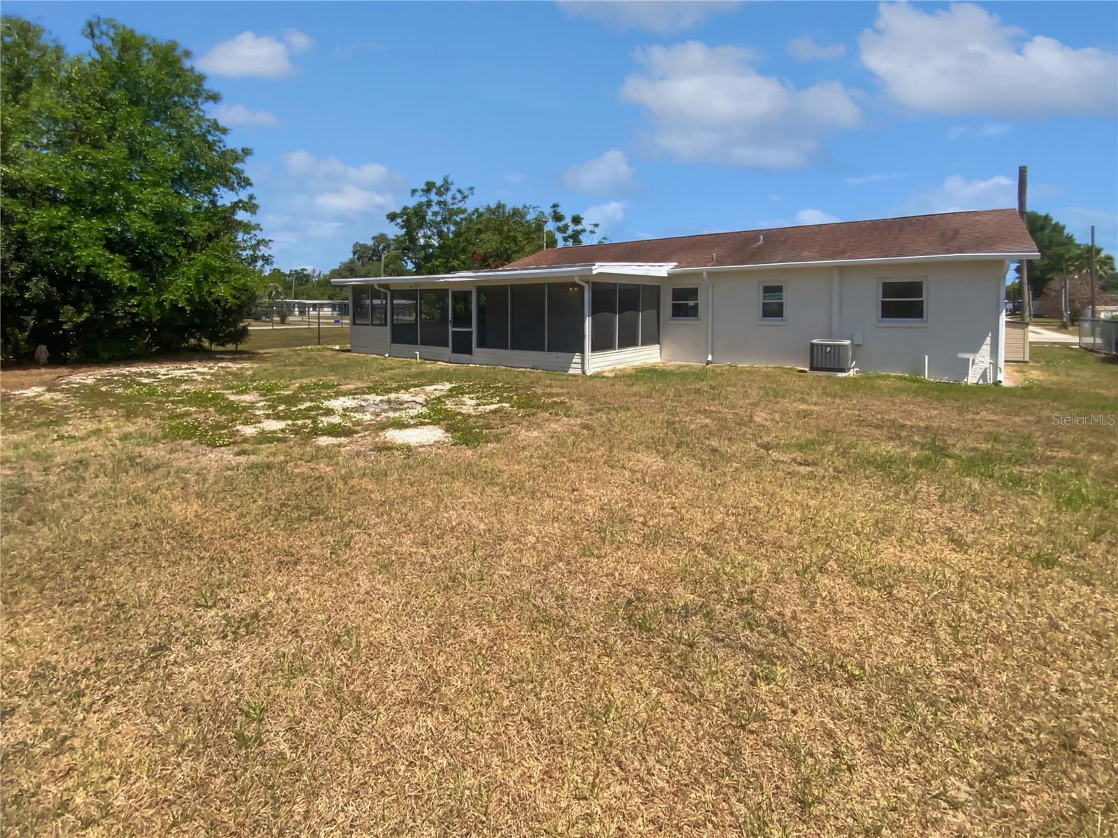 Listing photo id 39 for 38832 Henry Drive
