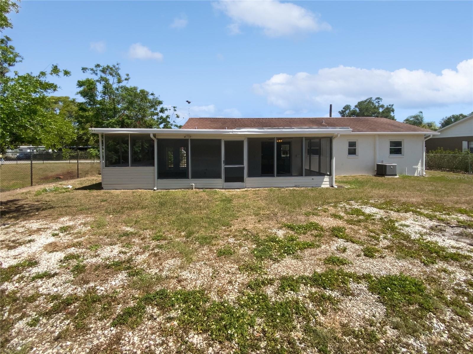 Listing photo id 40 for 38832 Henry Drive