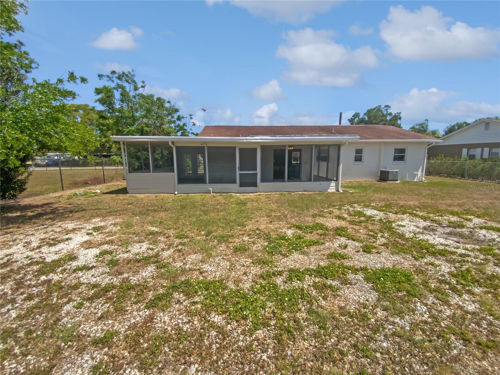 Listing photo id 41 for 38832 Henry Drive