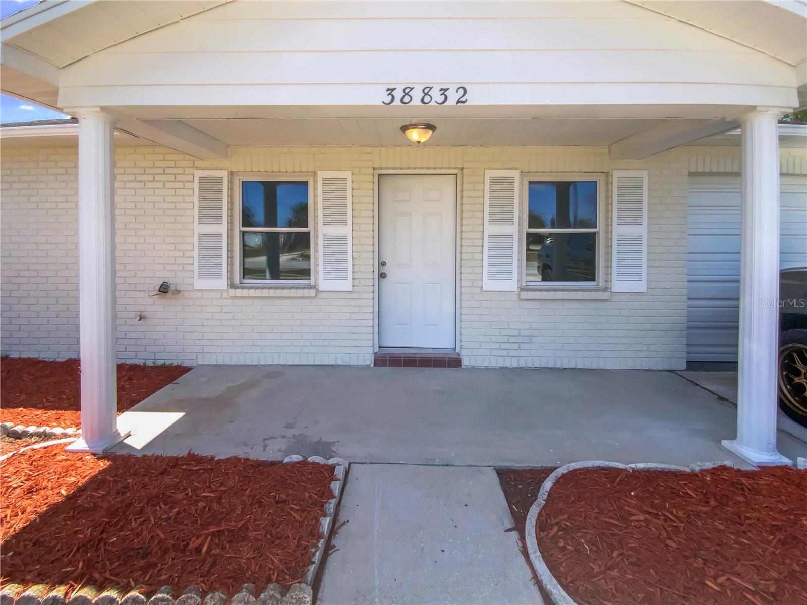 Listing photo id 3 for 38832 Henry Drive