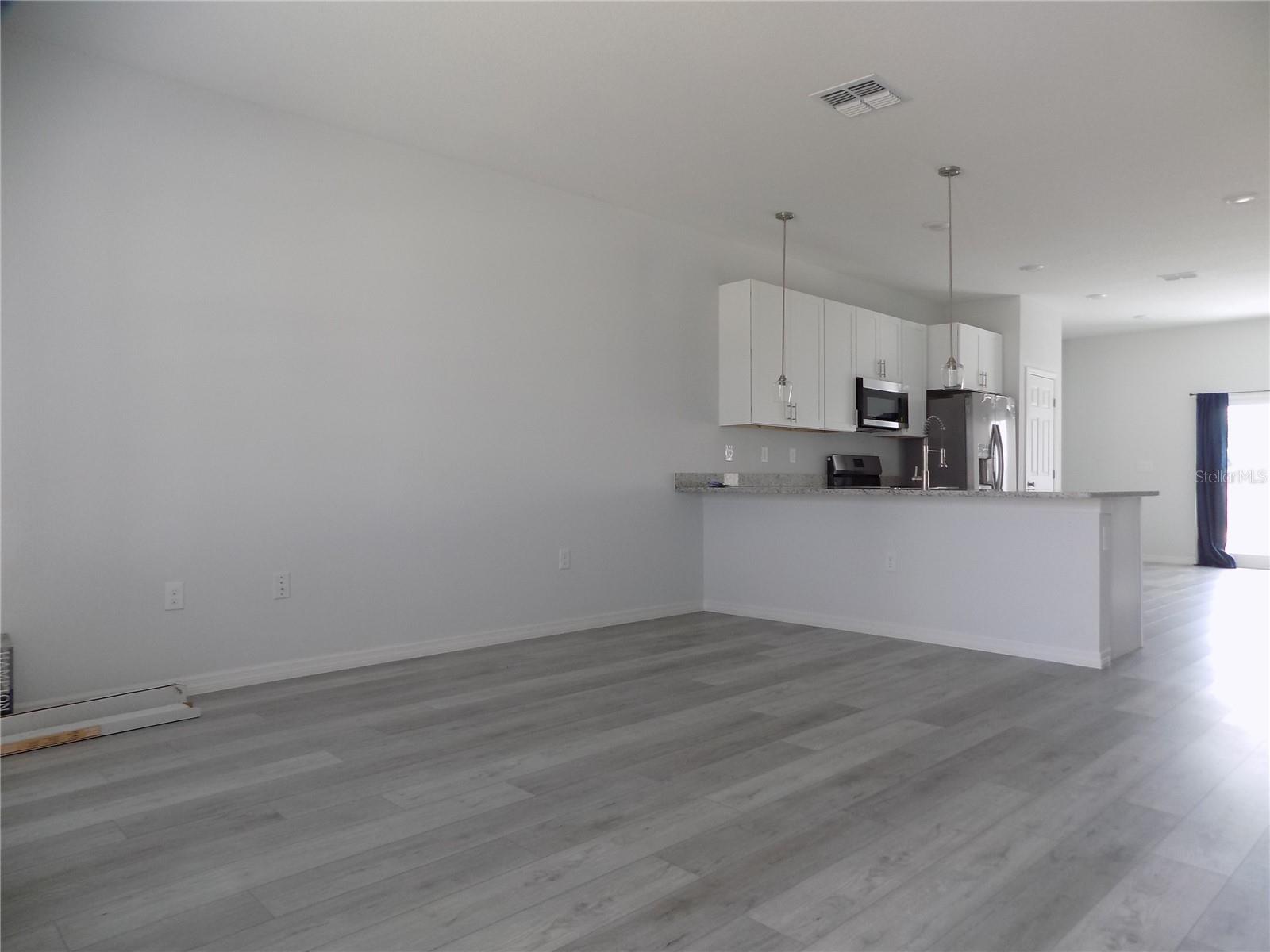 Image 3 of 20 For 646 Desmoines Court