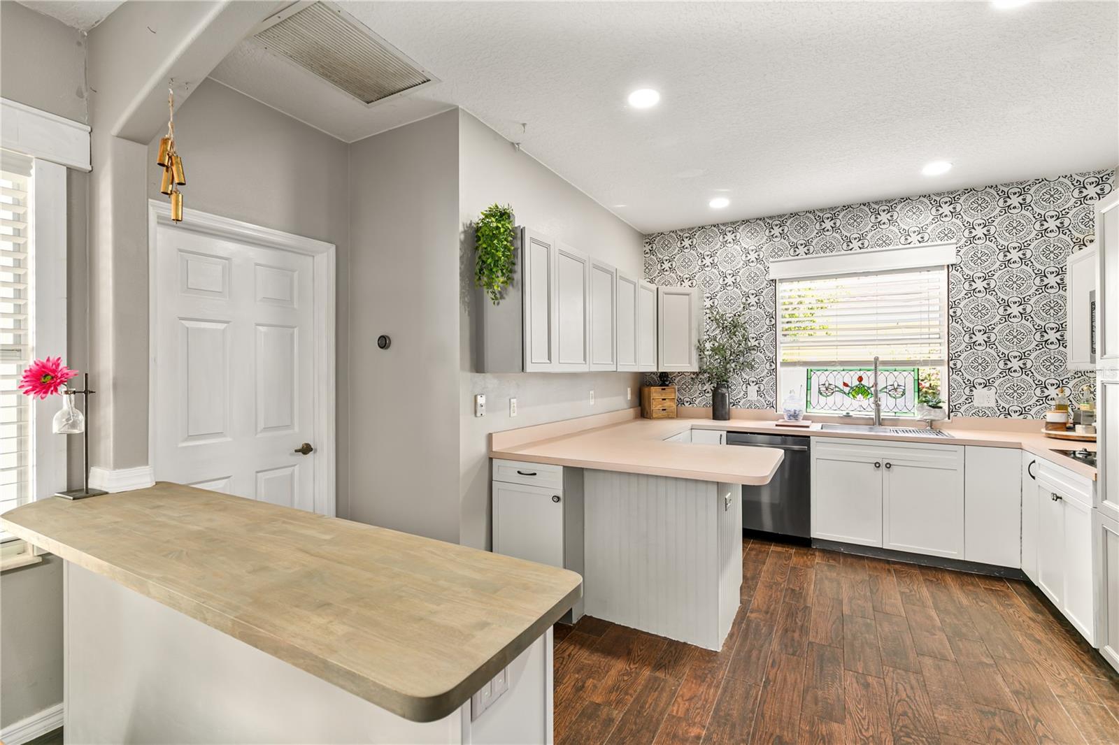 Image 7 of 49 For 2623 Gables Drive