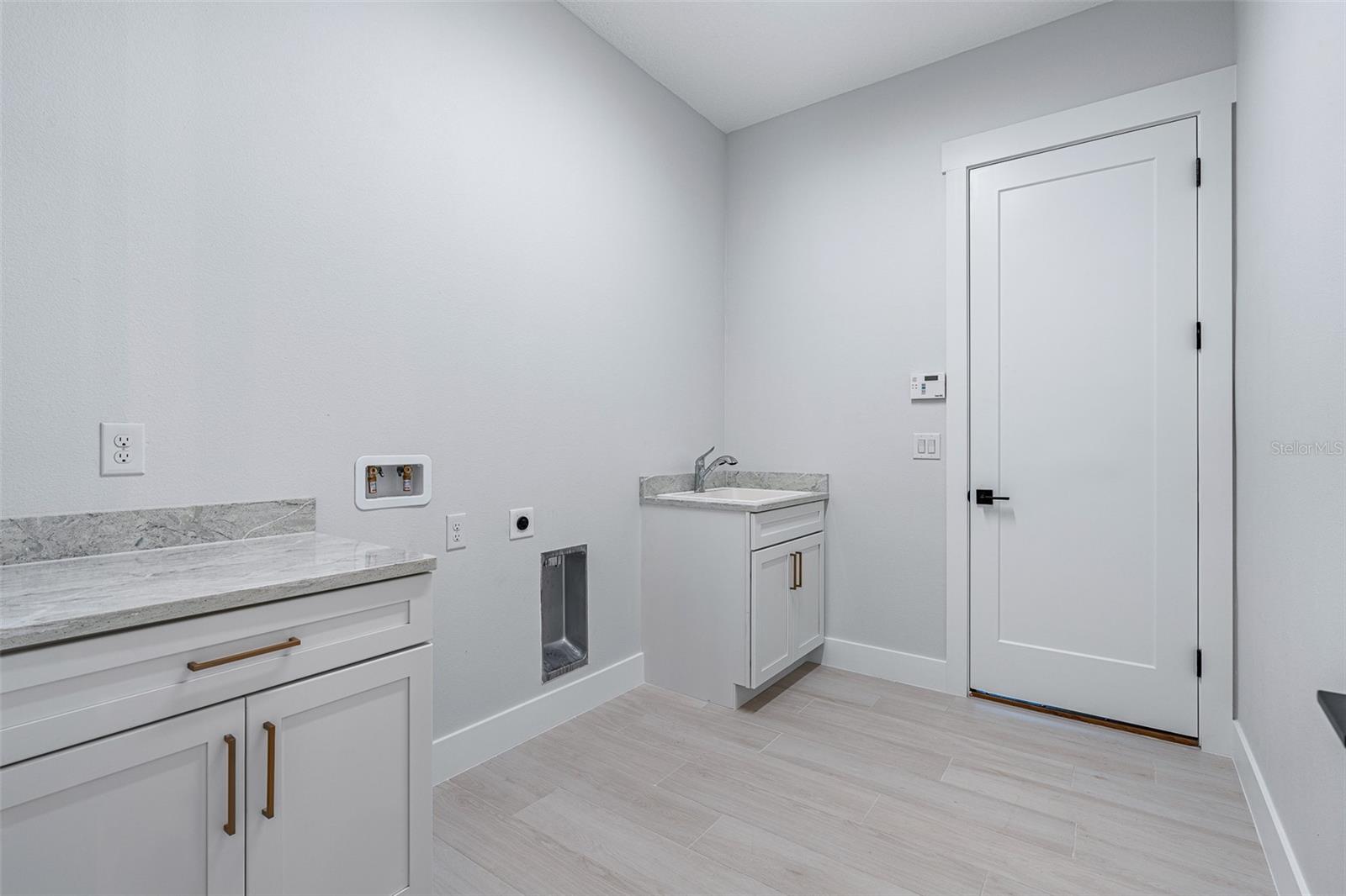 Image 10 of 19 For 7 Evans Park Place