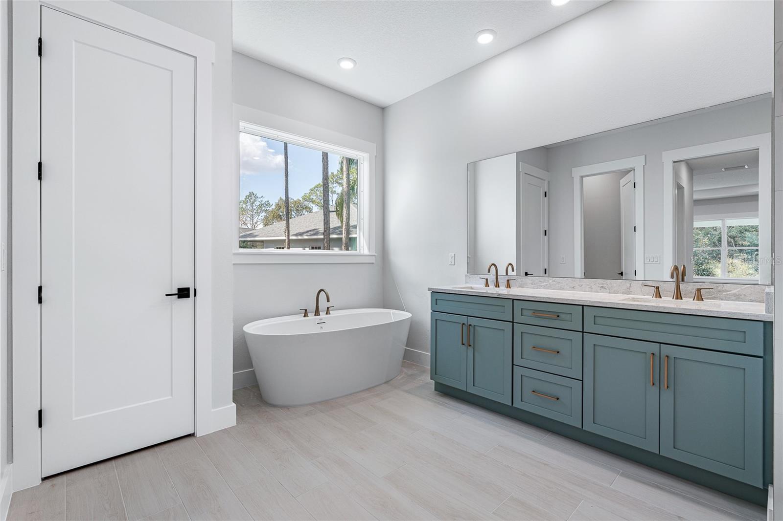 Image 12 of 19 For 7 Evans Park Place