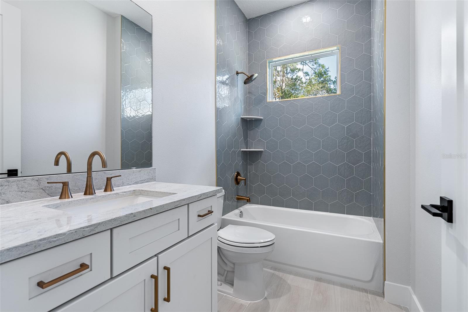 Image 17 of 19 For 7 Evans Park Place