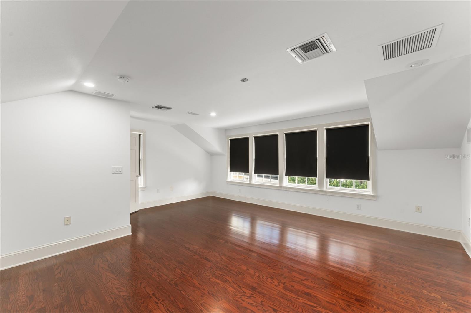 Image 61 of 80 For 506 Golfpark Drive