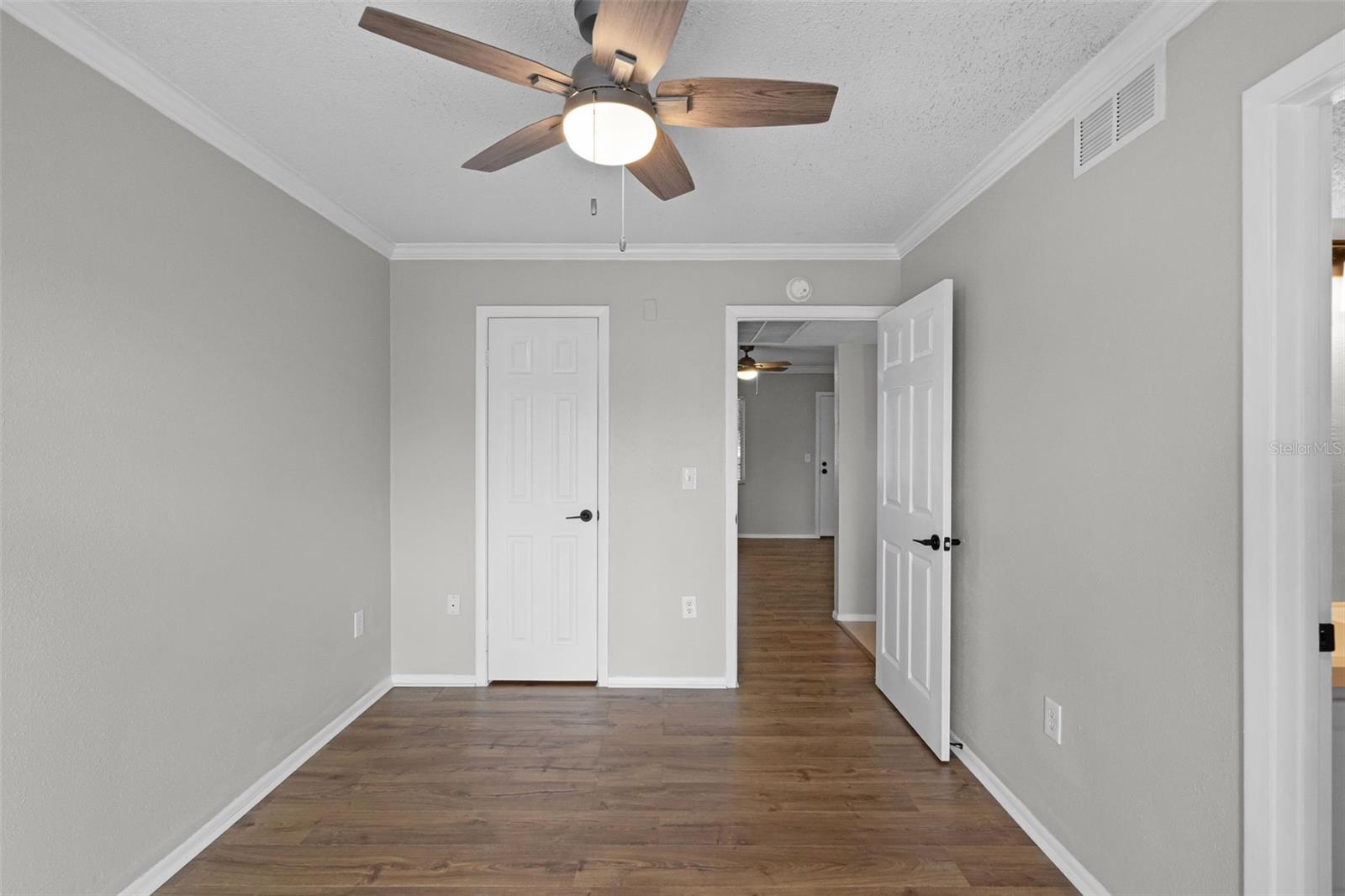 Image 21 of 41 For 136 Blue Point Way 320