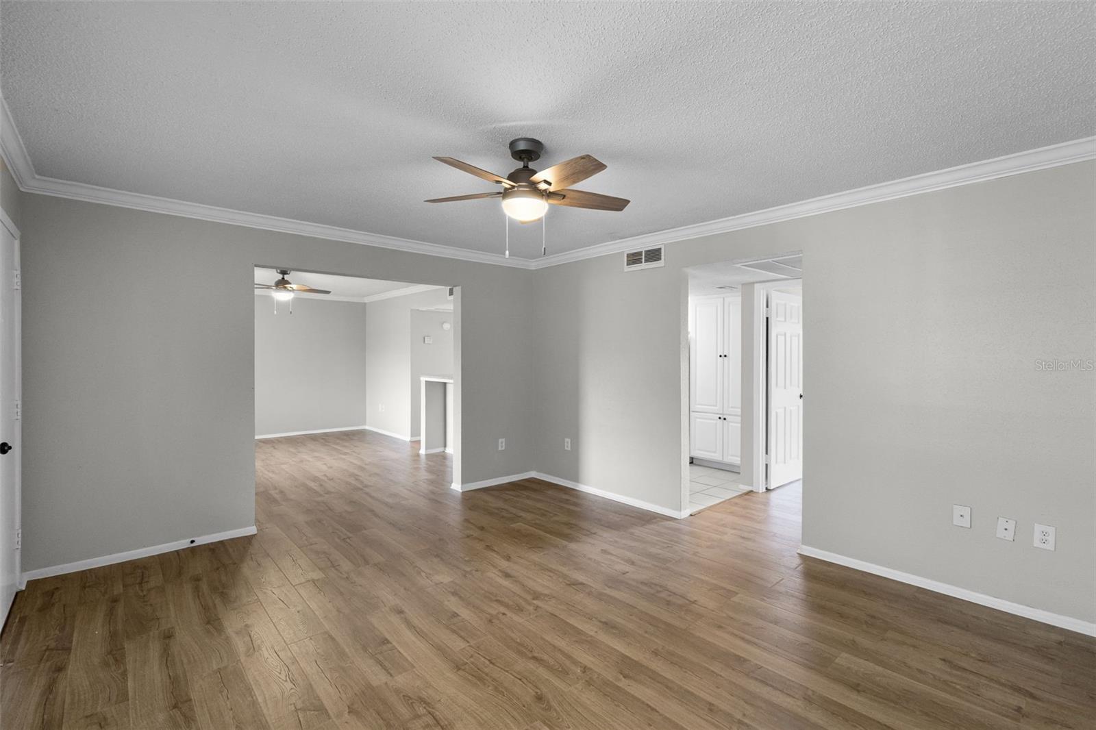 Image 6 of 41 For 136 Blue Point Way 320