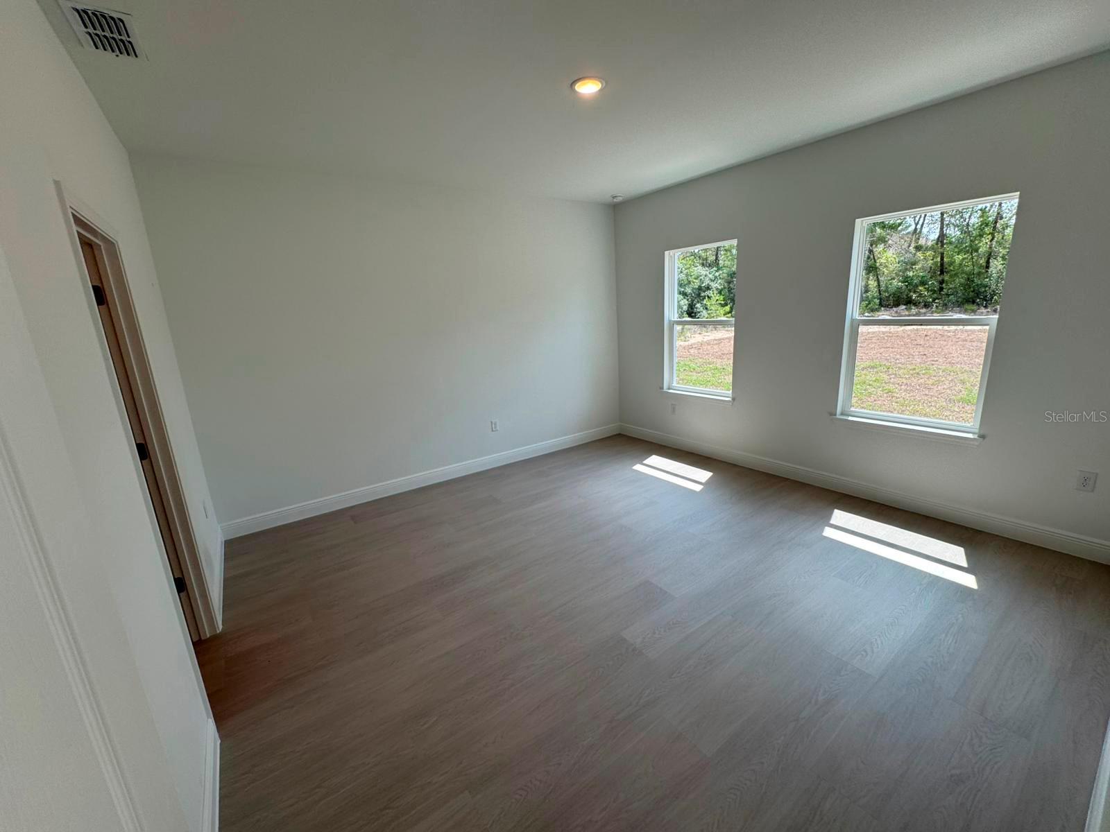 Image 32 of 47 For 15955 52nd Avenue Road