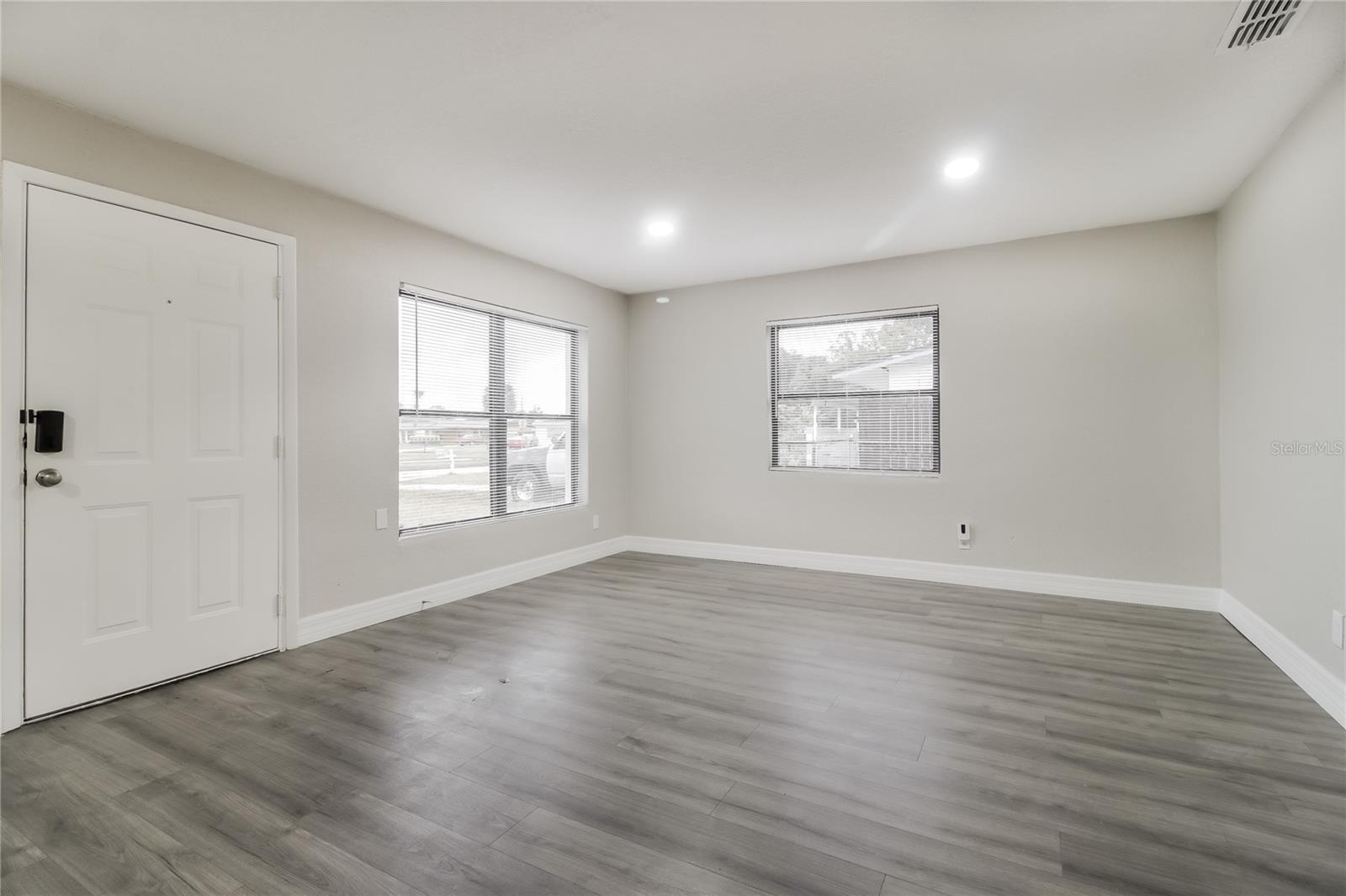 Image 3 of 16 For 6808 Ravenna Avenue