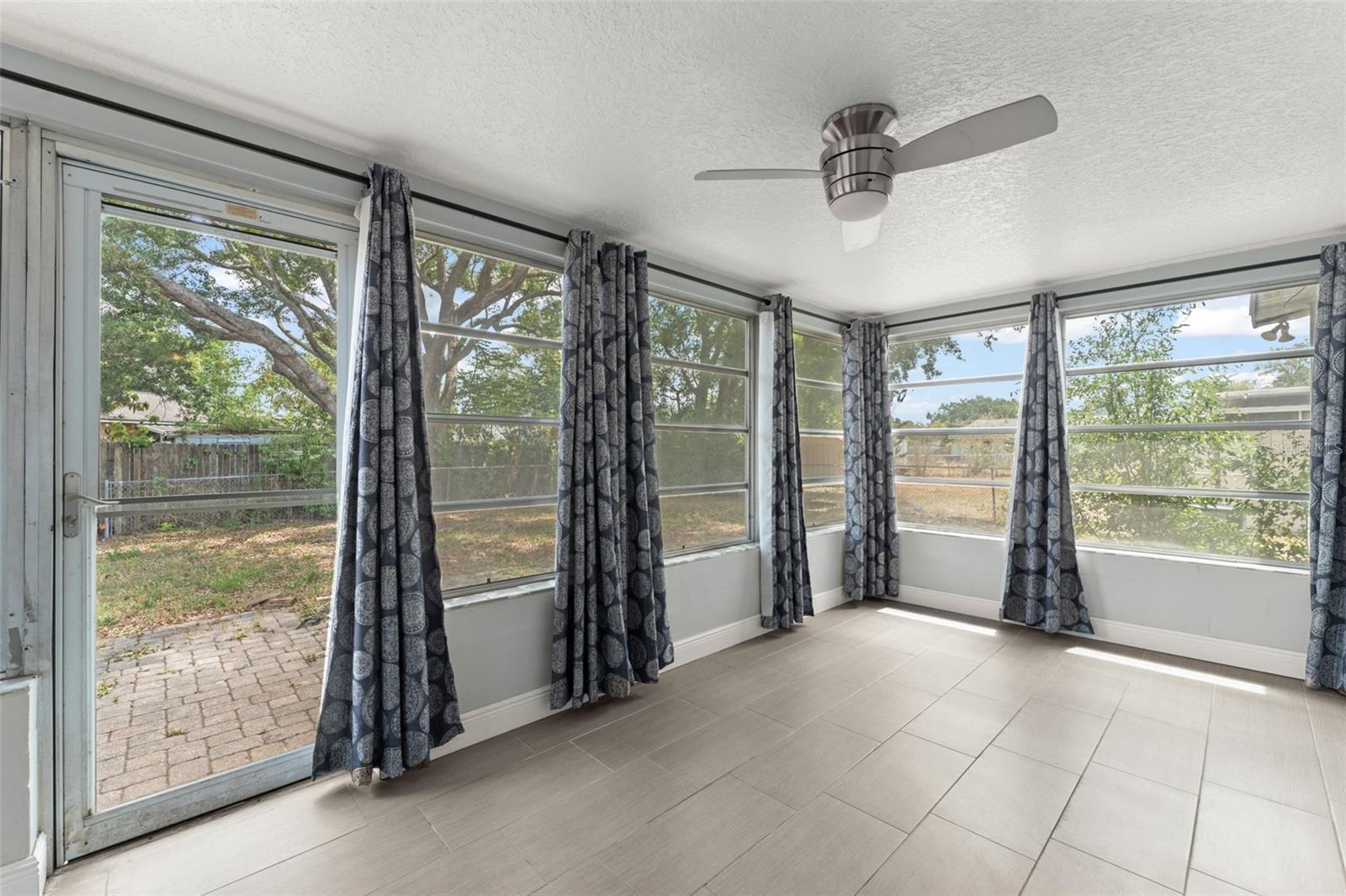 Image 21 of 27 For 439 Sunrise Court