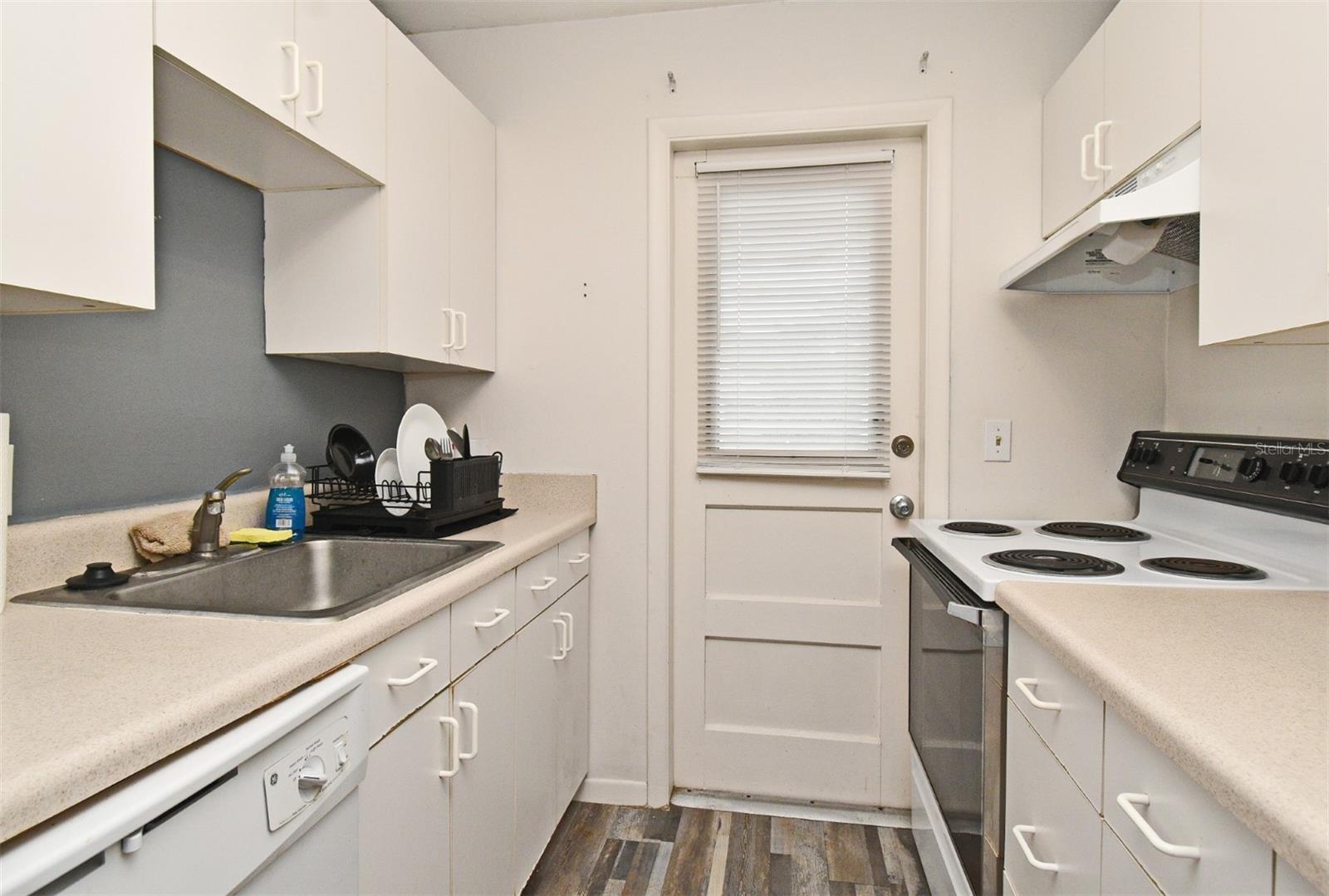 Image 10 of 19 For 320 Lakeview Street 208