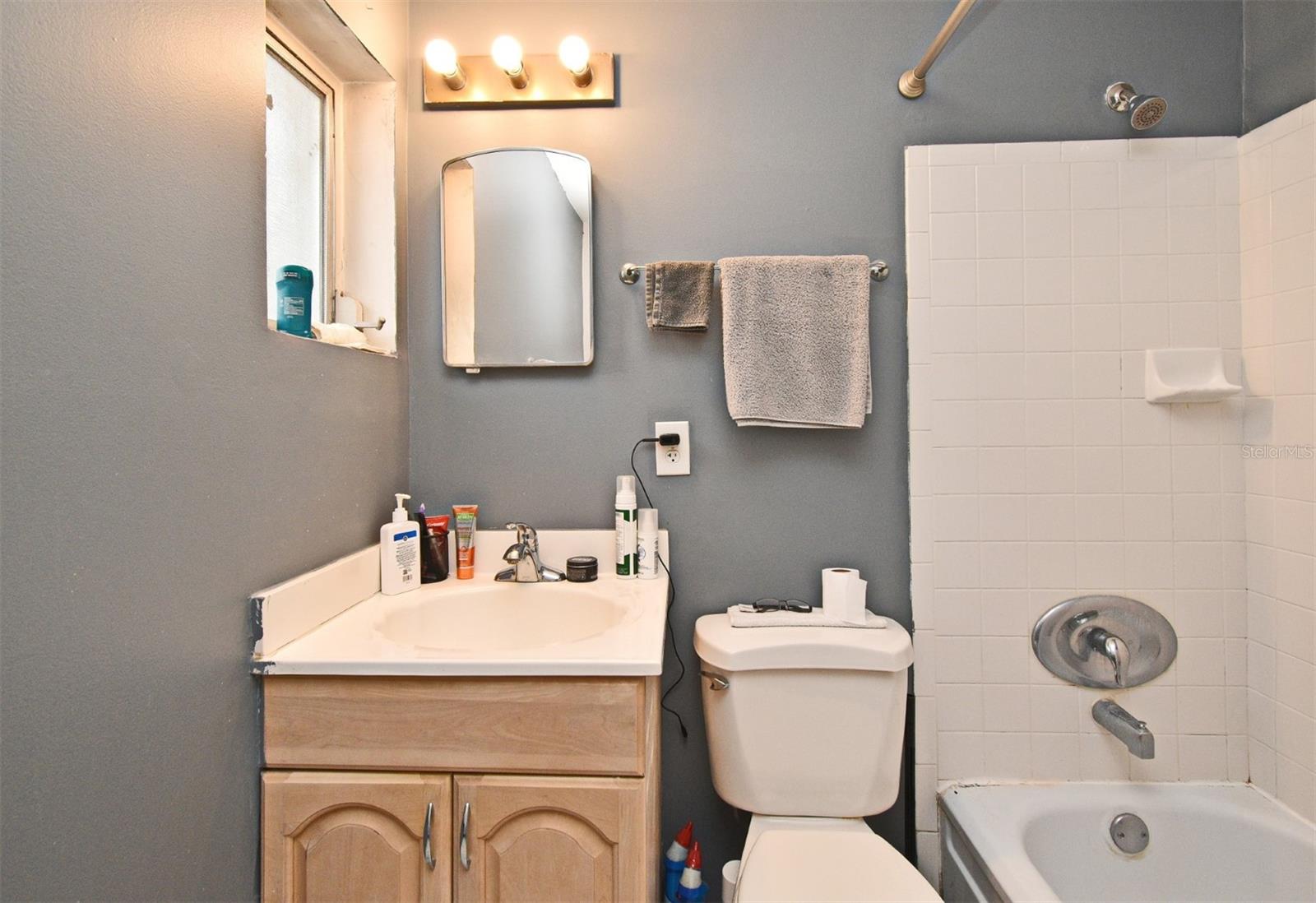 Image 12 of 19 For 320 Lakeview Street 208