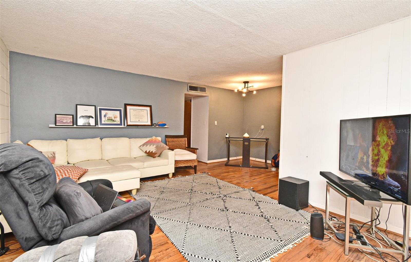 Image 2 of 19 For 320 Lakeview Street 208