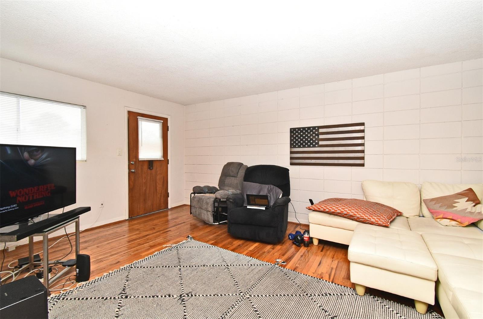 Image 3 of 19 For 320 Lakeview Street 208