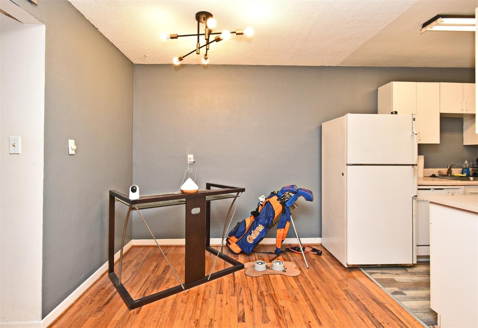 Image 4 of 19 For 320 Lakeview Street 208