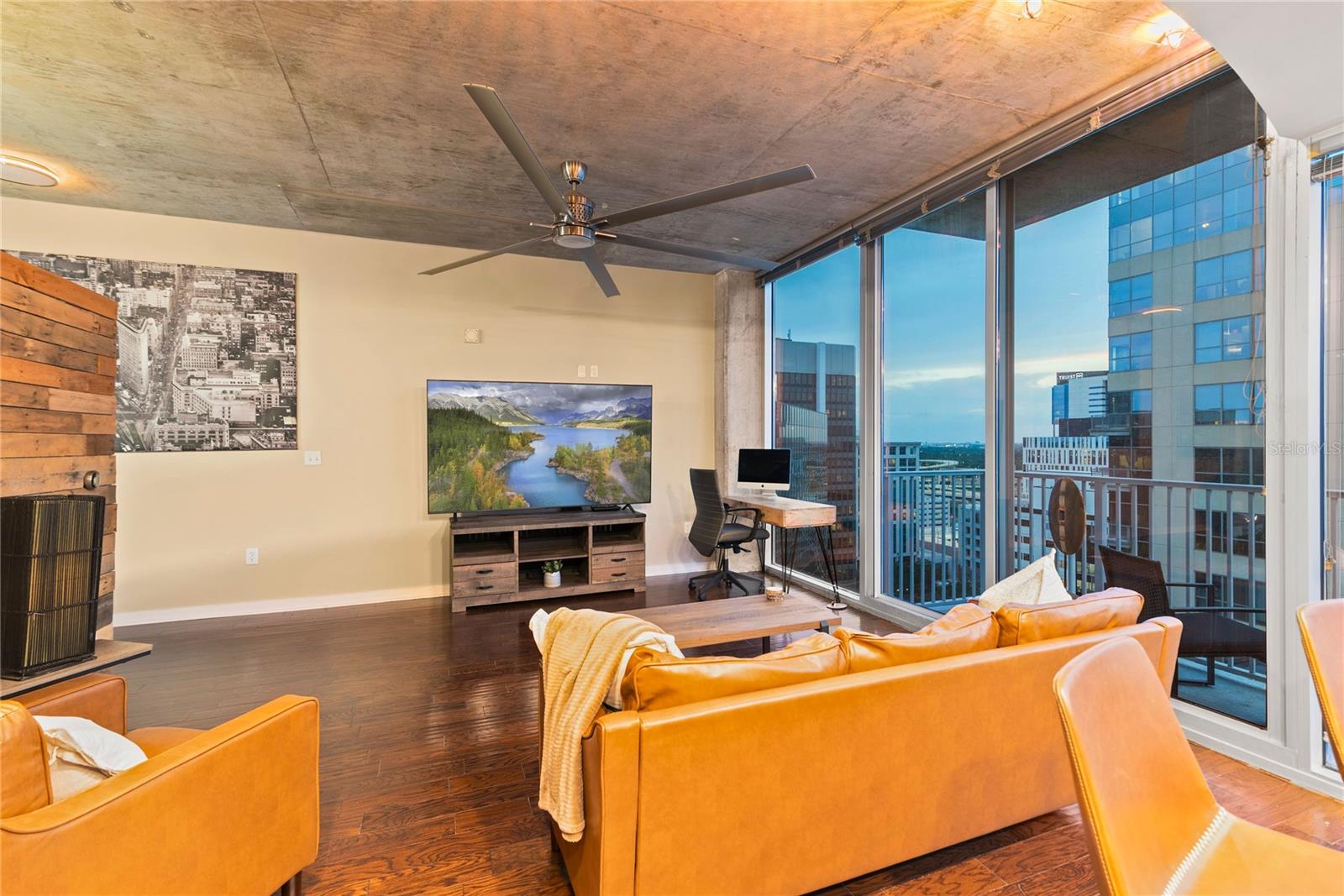 Image 4 of 30 For 155 Court Avenue 1608