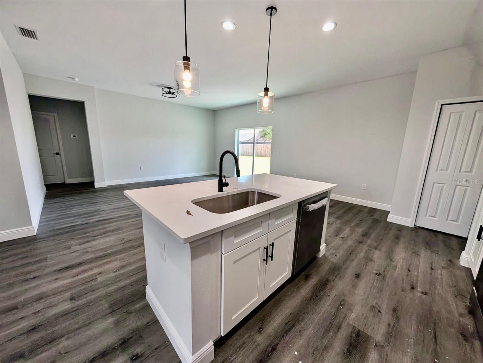 Image 3 of 8 For 21295 Wynyard Avenue
