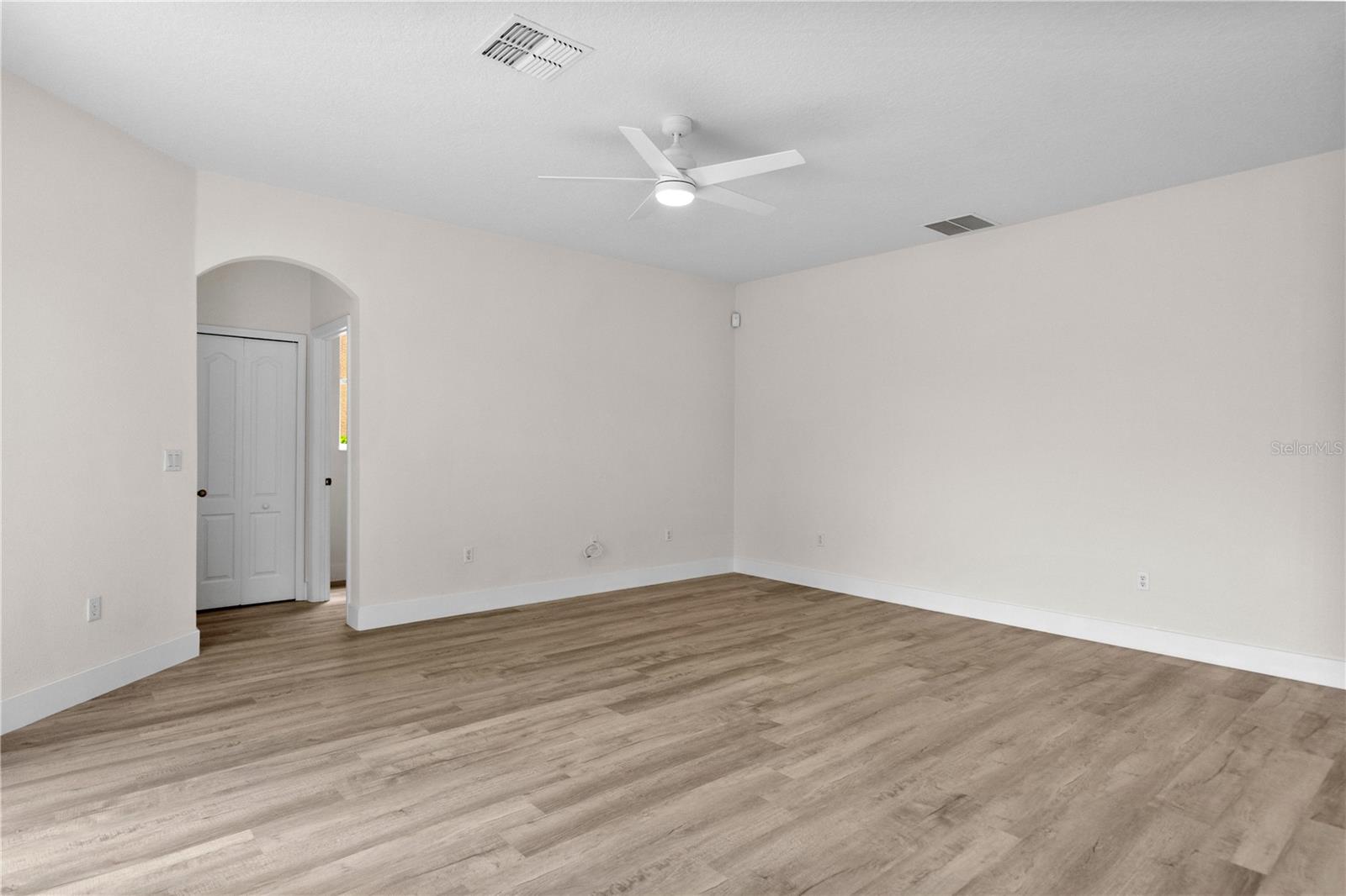 Image 11 of 41 For 12917 Grovehurst Avenue