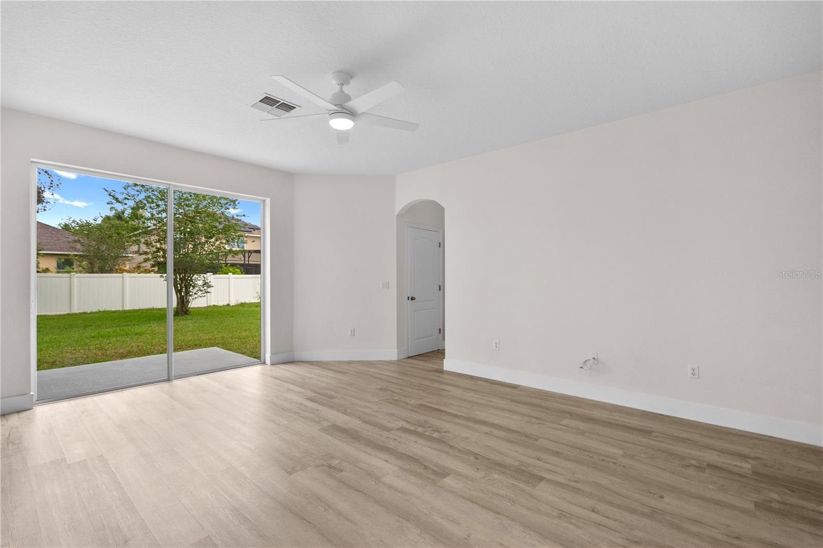 Image 13 of 41 For 12917 Grovehurst Avenue
