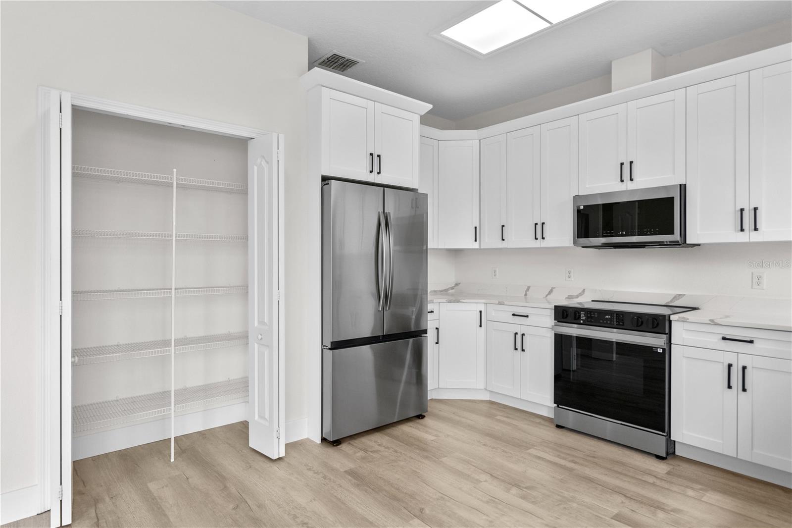 Image 14 of 41 For 12917 Grovehurst Avenue