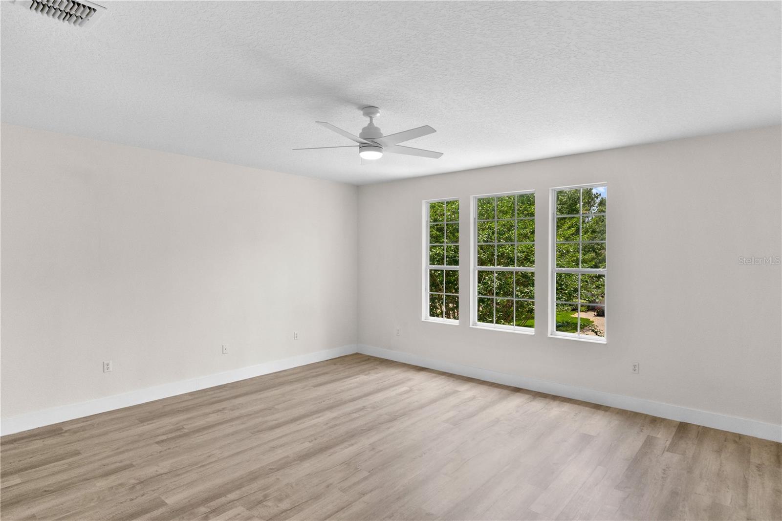 Image 17 of 41 For 12917 Grovehurst Avenue