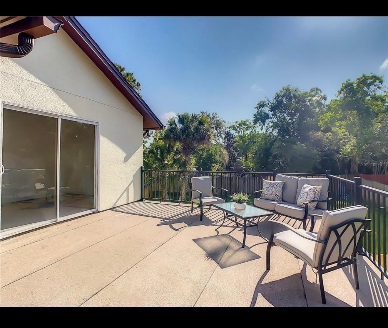 Listing photo id 18 for 401 Woodview Drive