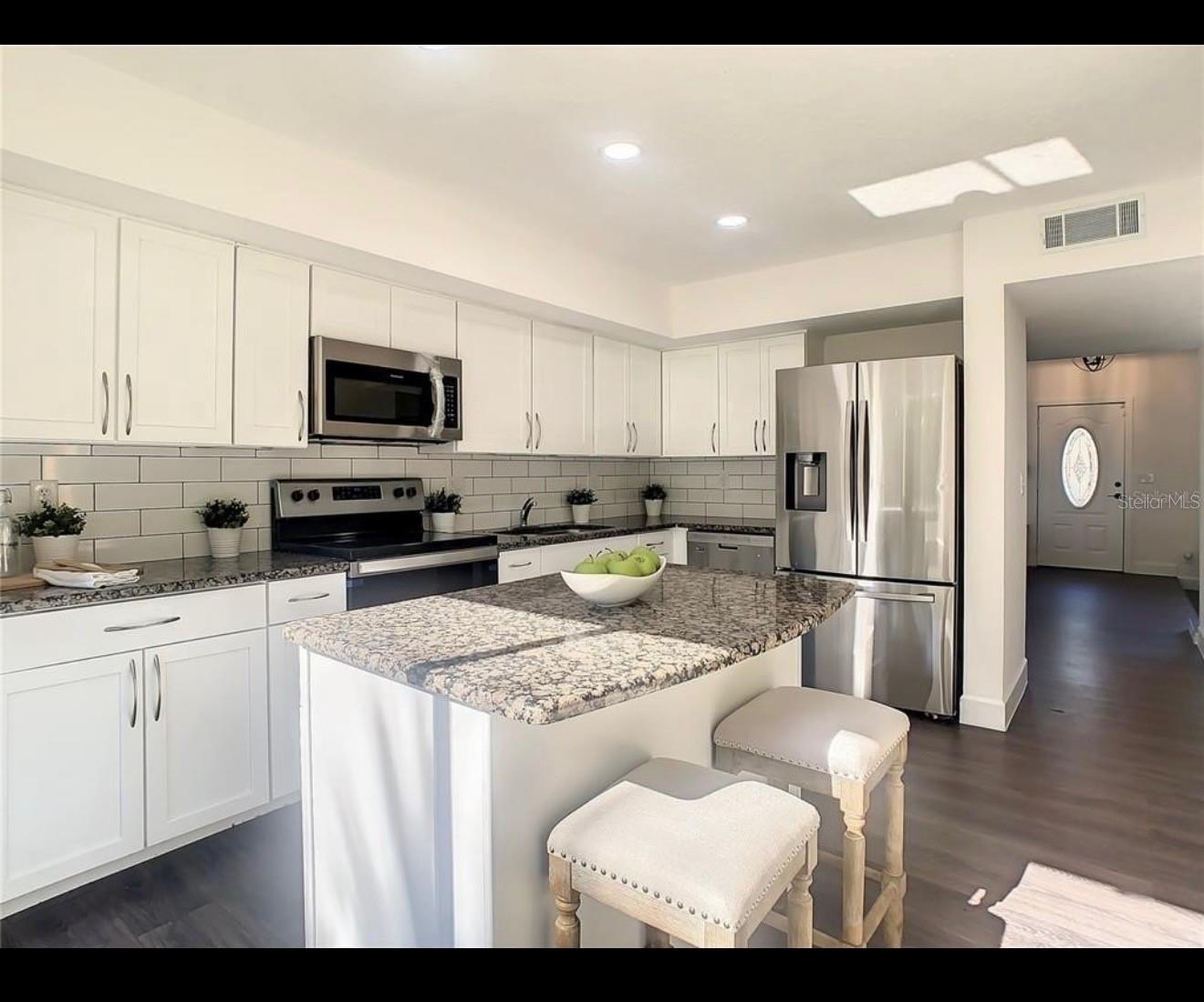 Listing photo id 5 for 401 Woodview Drive