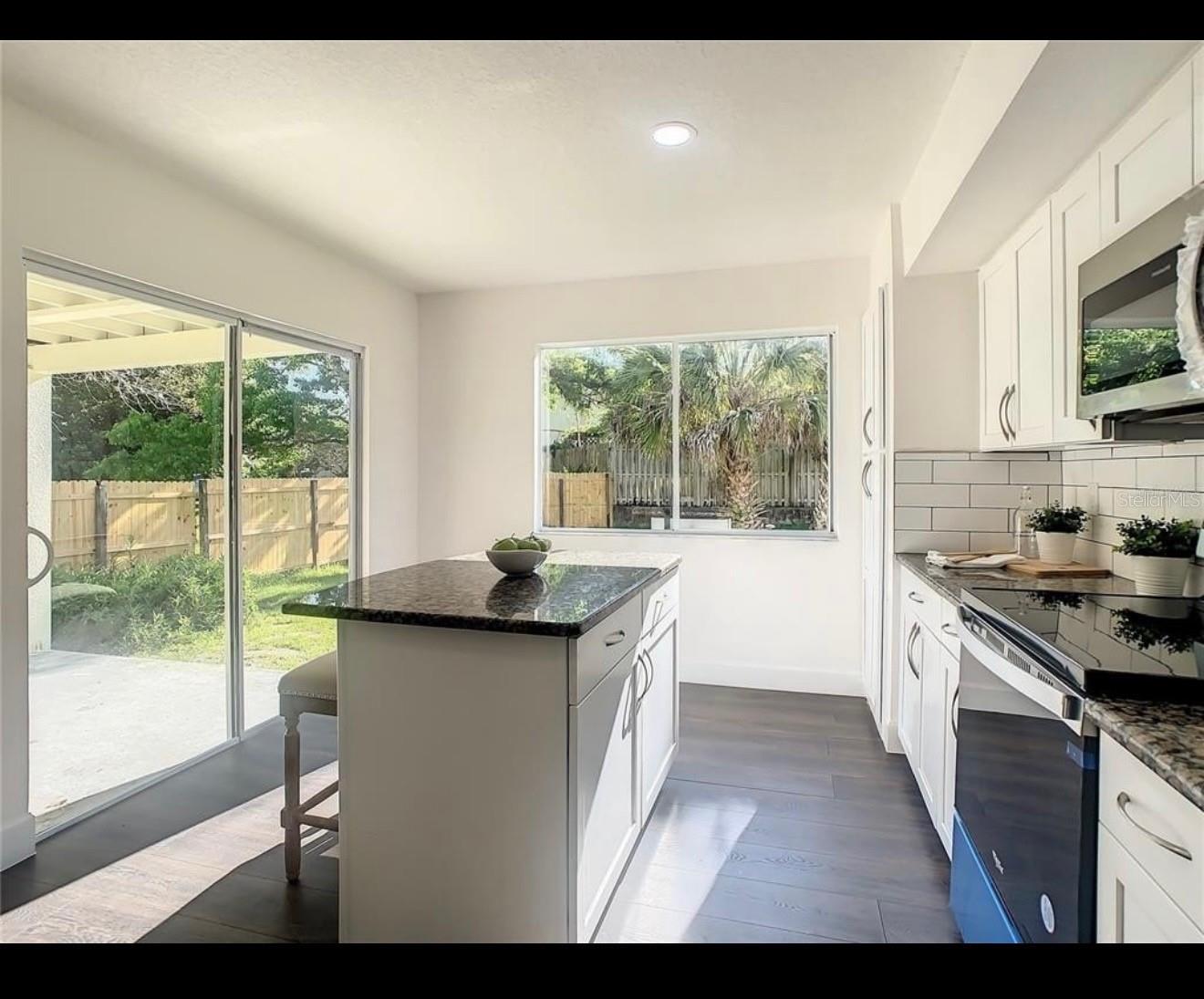 Listing photo id 6 for 401 Woodview Drive