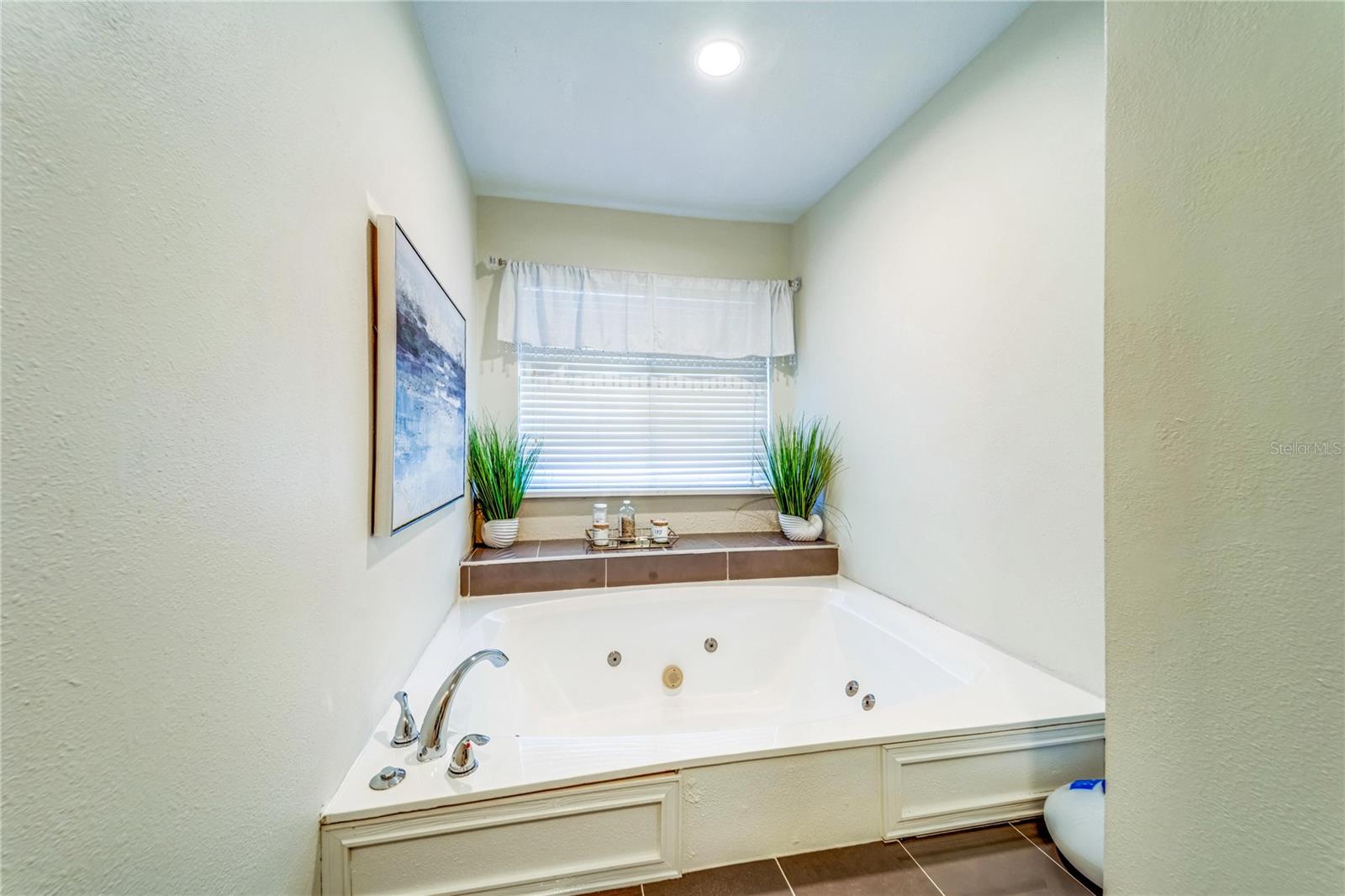 Image 34 of 49 For 1672 Watermark Circle Ne