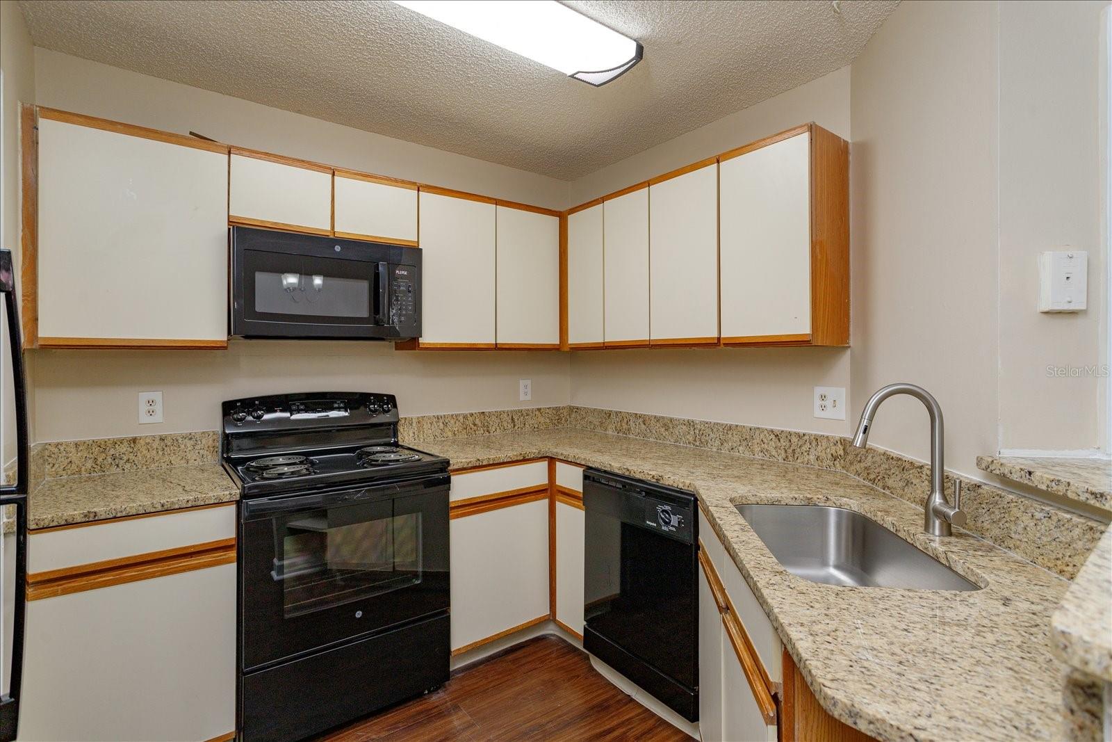 Image 11 of 20 For 620 Glenwood Court 92