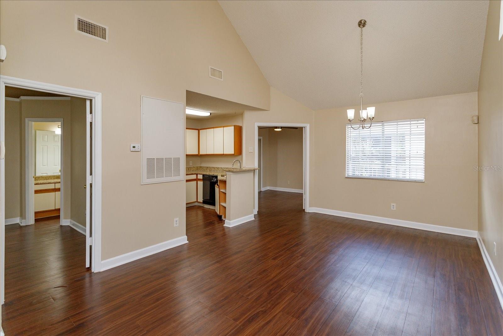 Image 5 of 20 For 620 Glenwood Court 92