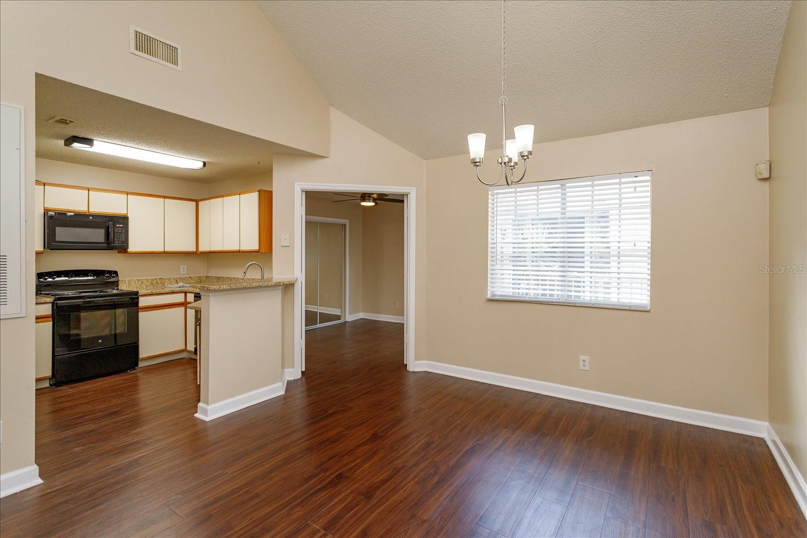 Image 6 of 20 For 620 Glenwood Court 92