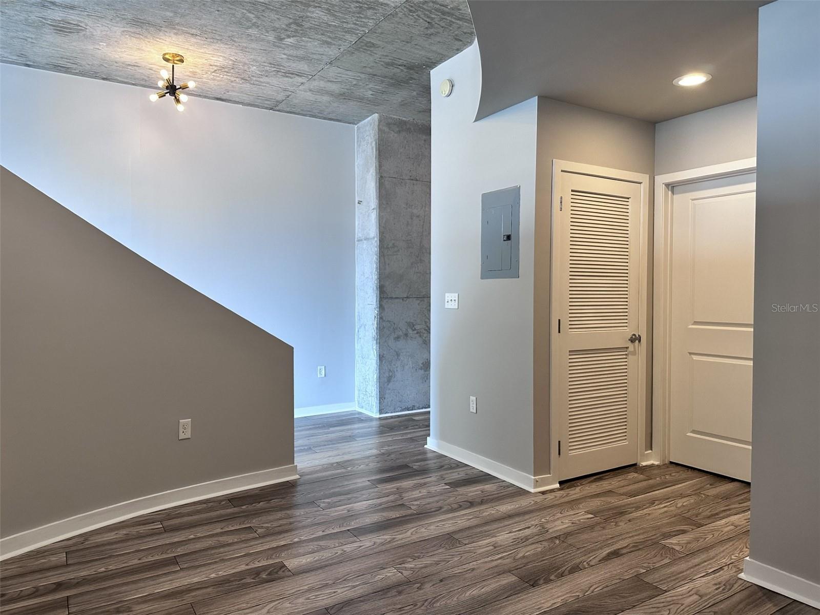 Image 21 of 24 For 155 Court Avenue 2406