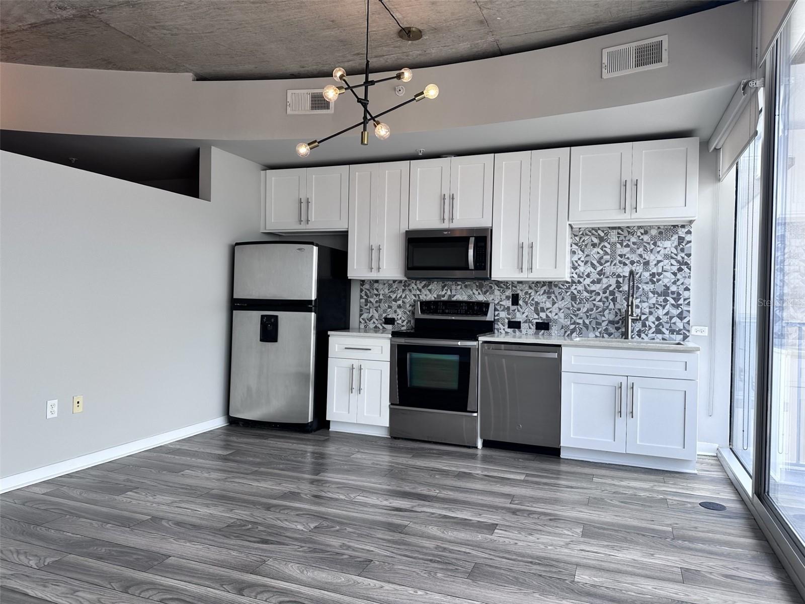 Image 6 of 24 For 155 Court Avenue 2406