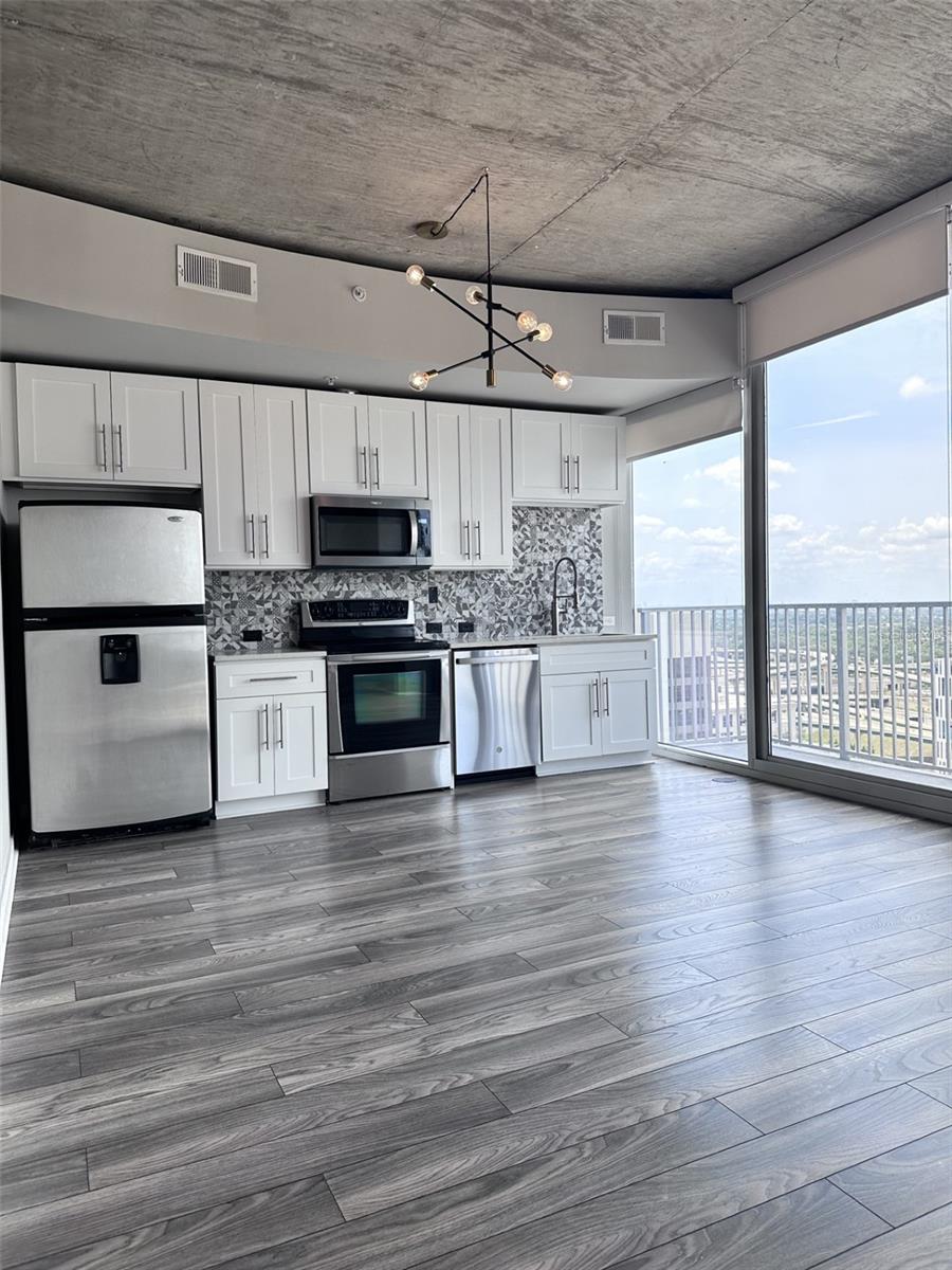 Image 7 of 24 For 155 Court Avenue 2406