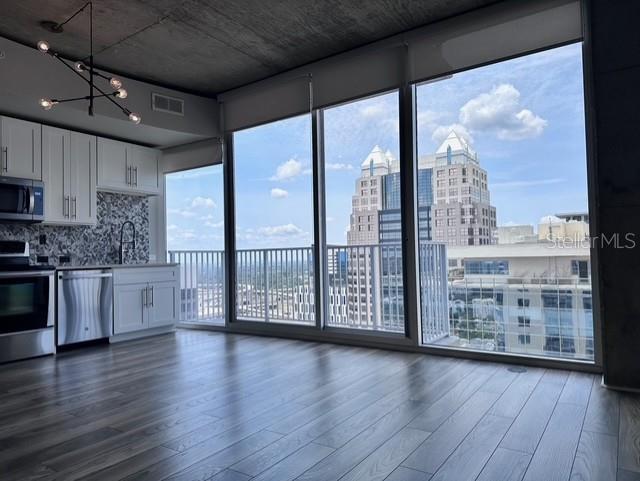 Image 8 of 24 For 155 Court Avenue 2406