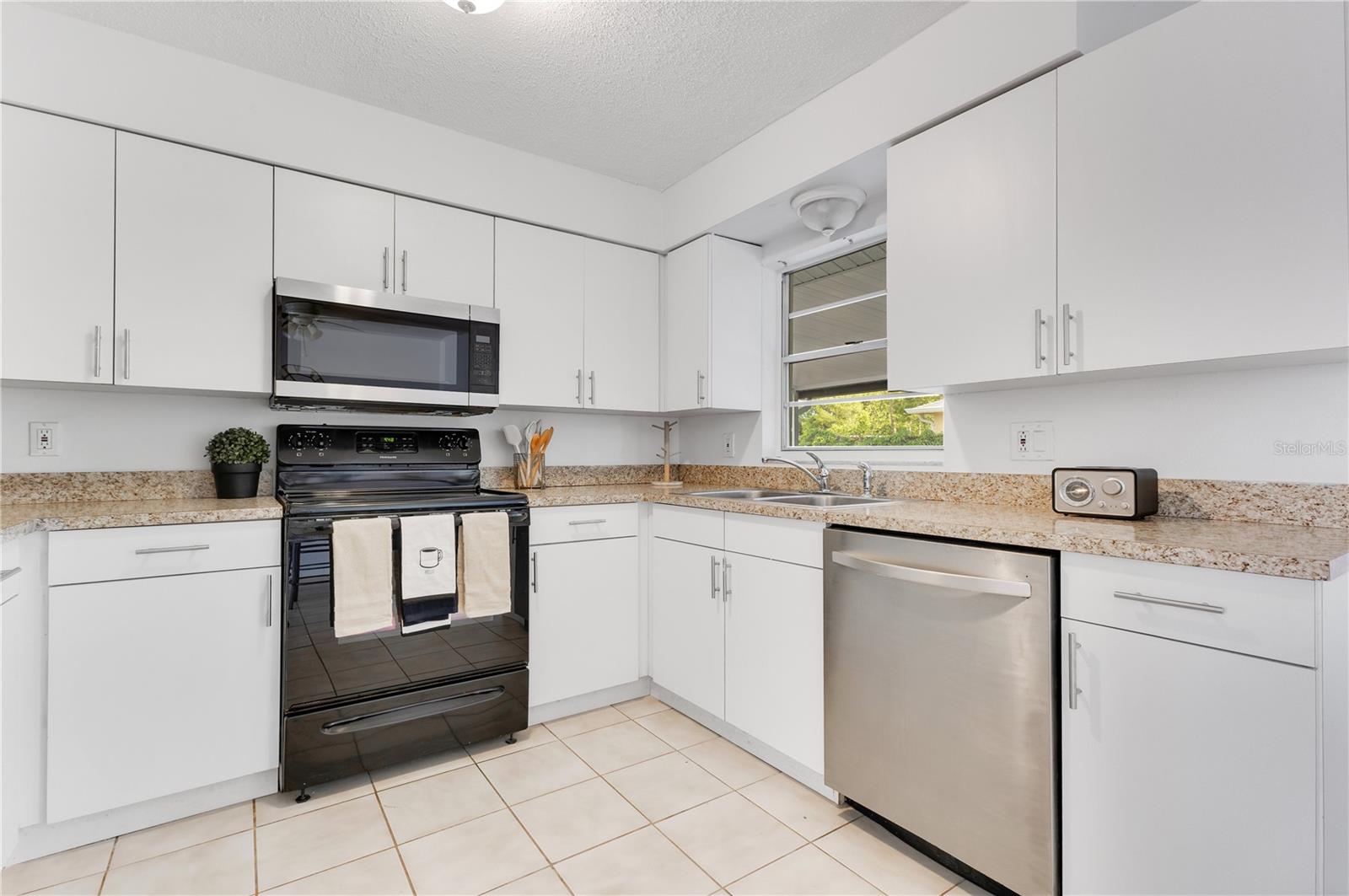 Image 13 of 38 For 1340 Bakersfield Avenue