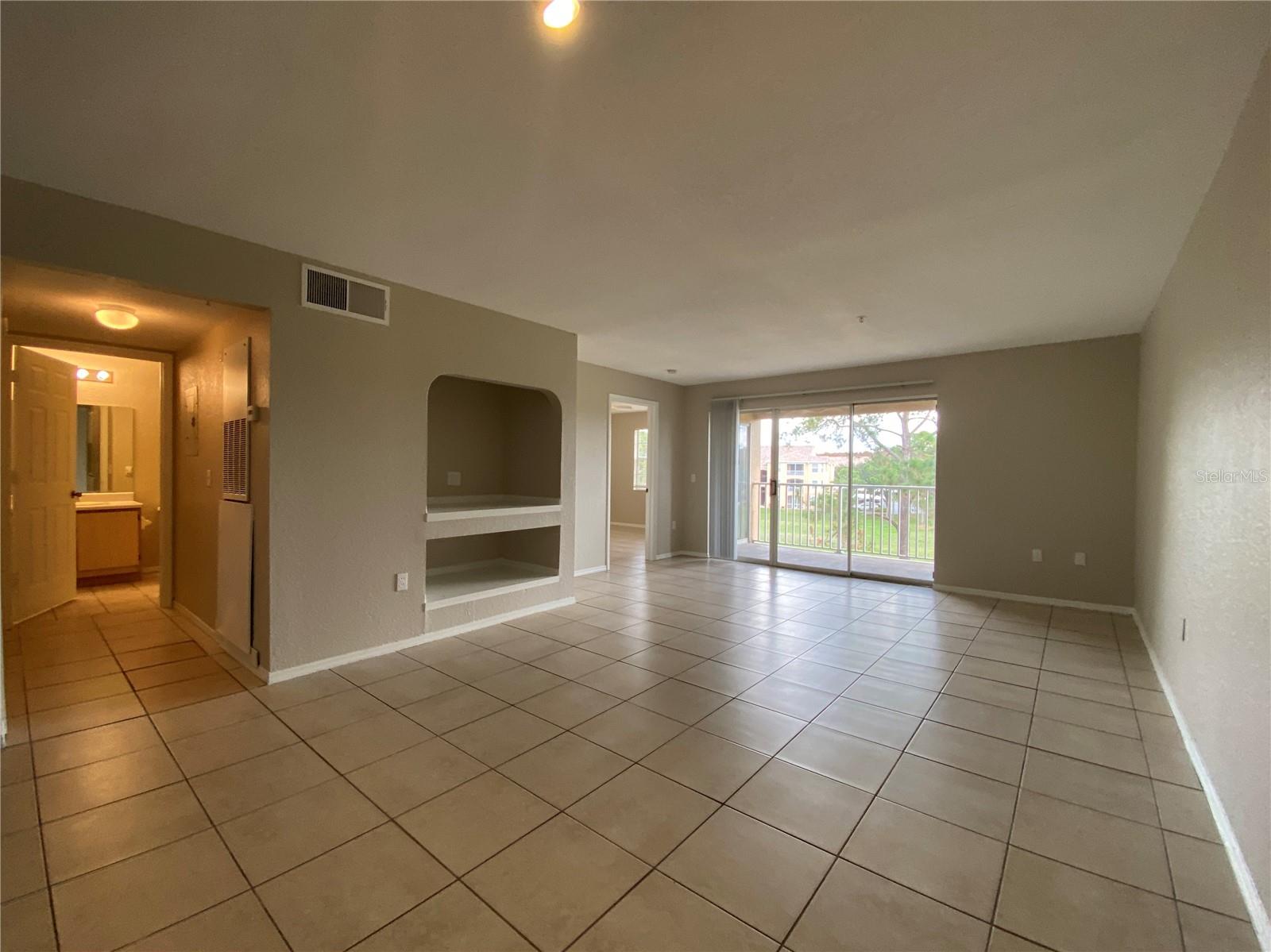 Image 4 of 37 For 14025 Fairway Island Drive 335