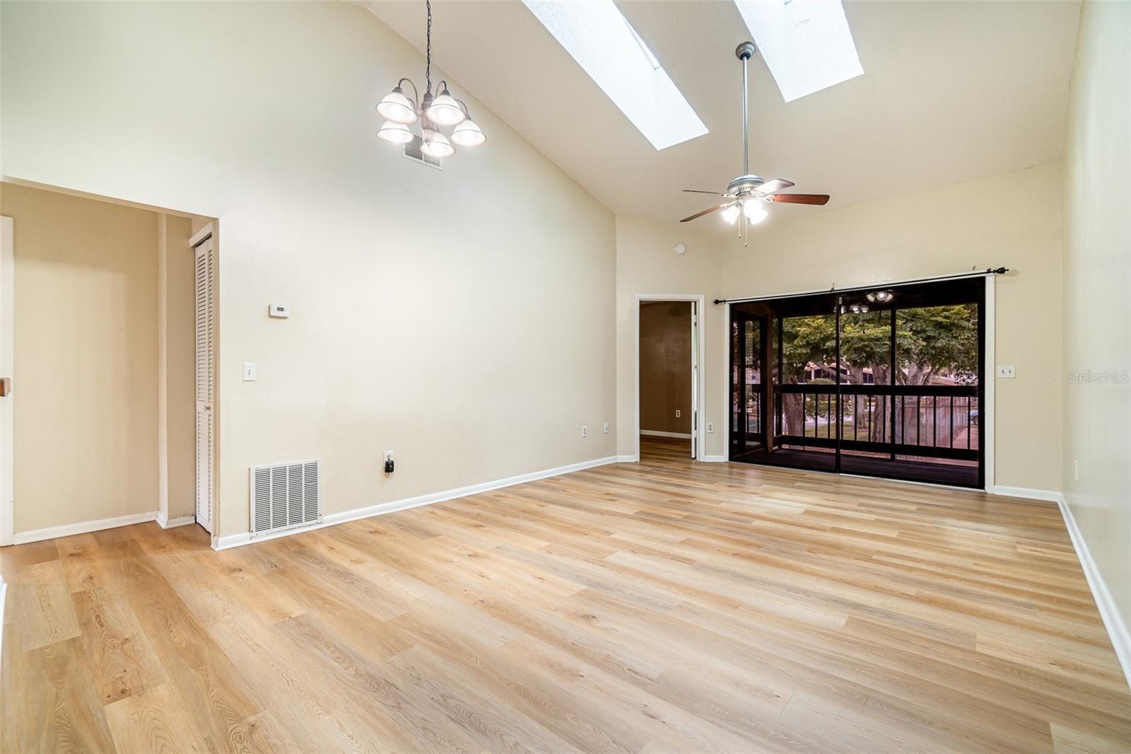 Image 2 of 24 For 2924 Semoran Boulevard D2