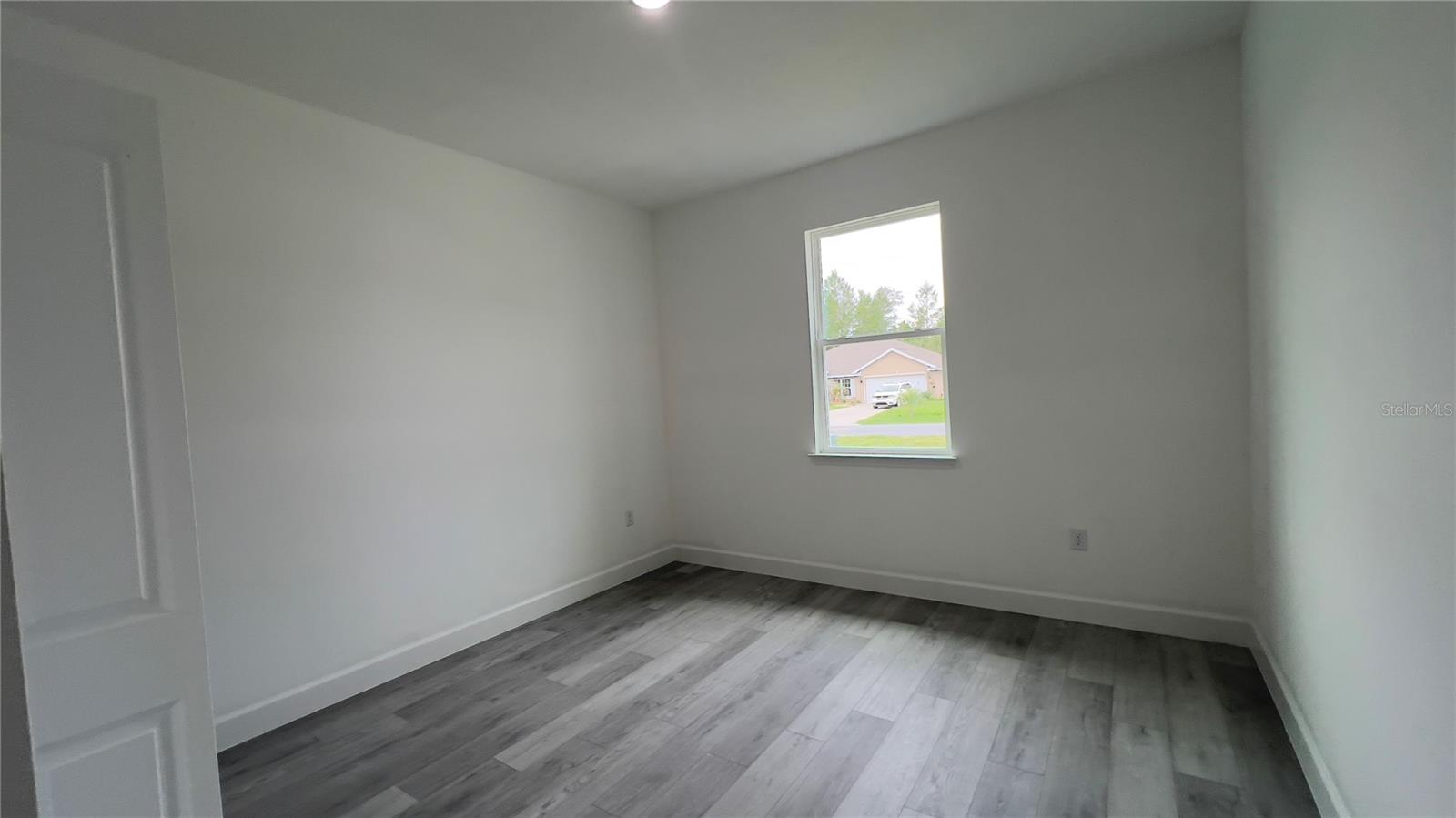 Image 15 of 33 For 16457 27th Avenue