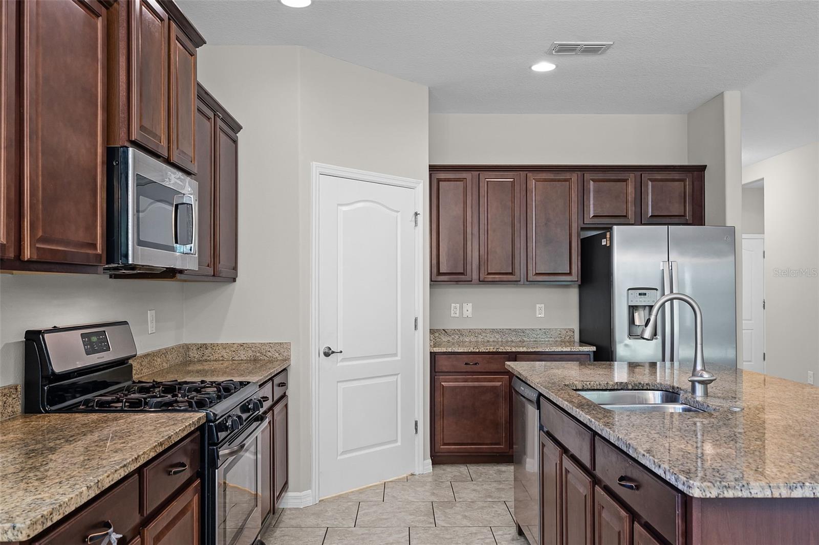Image 19 of 62 For 405 Freesia Court